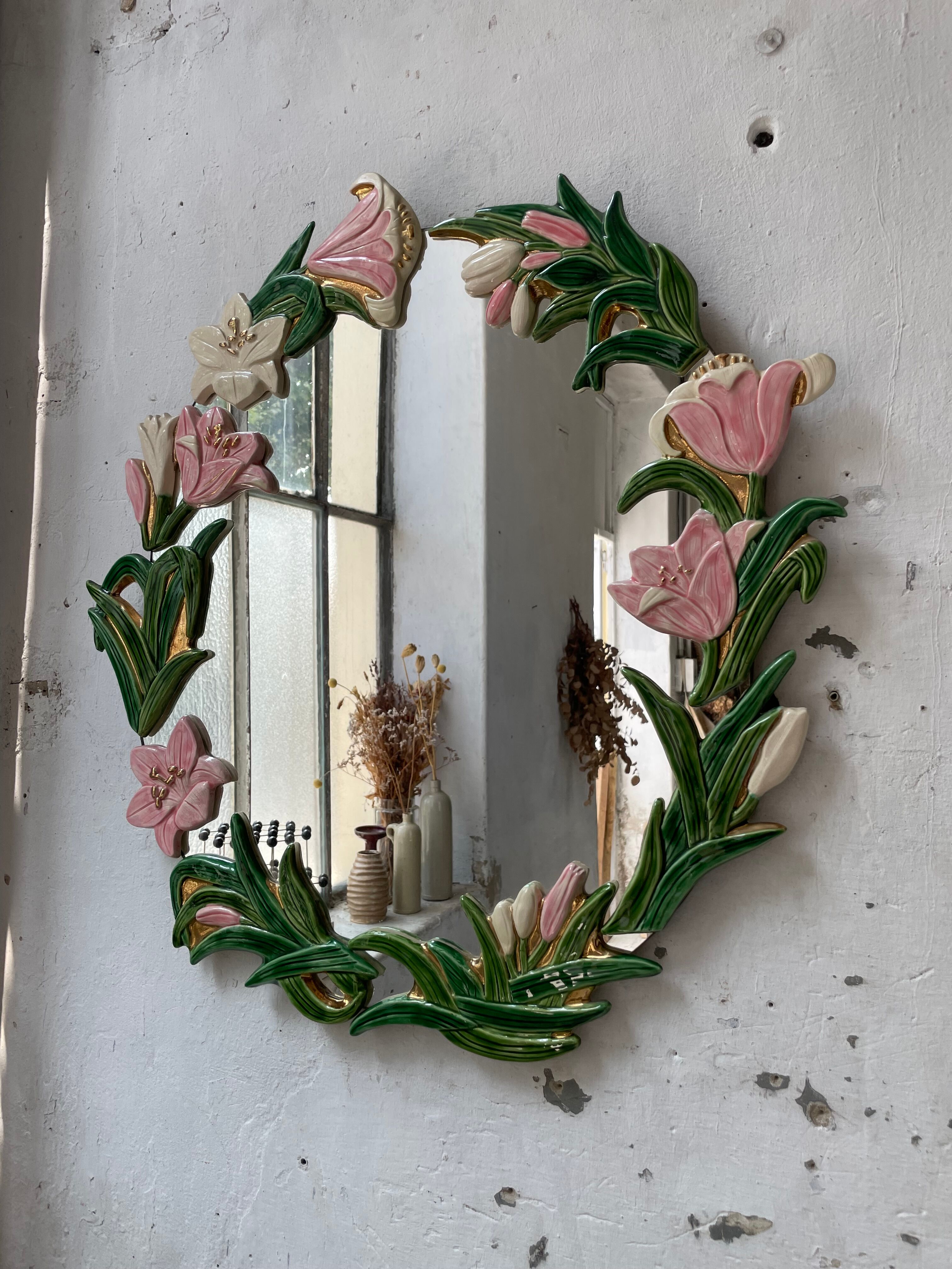 Oval ceramic mirror with flowers