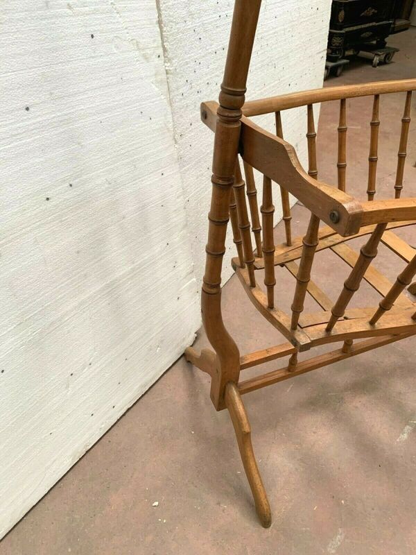 Berceau et sa flèche en hêtre teinté merisier XX siècle