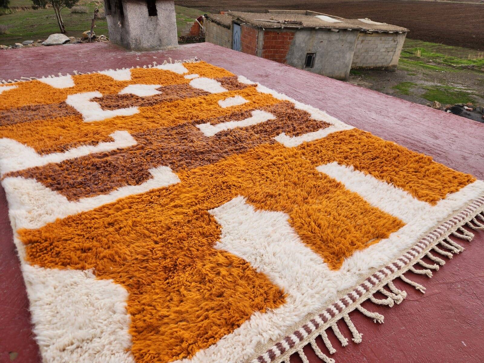 Tapis Beni Ouarain 300x200 cm – Laine épaisse, motifs berbères ocre & écru,