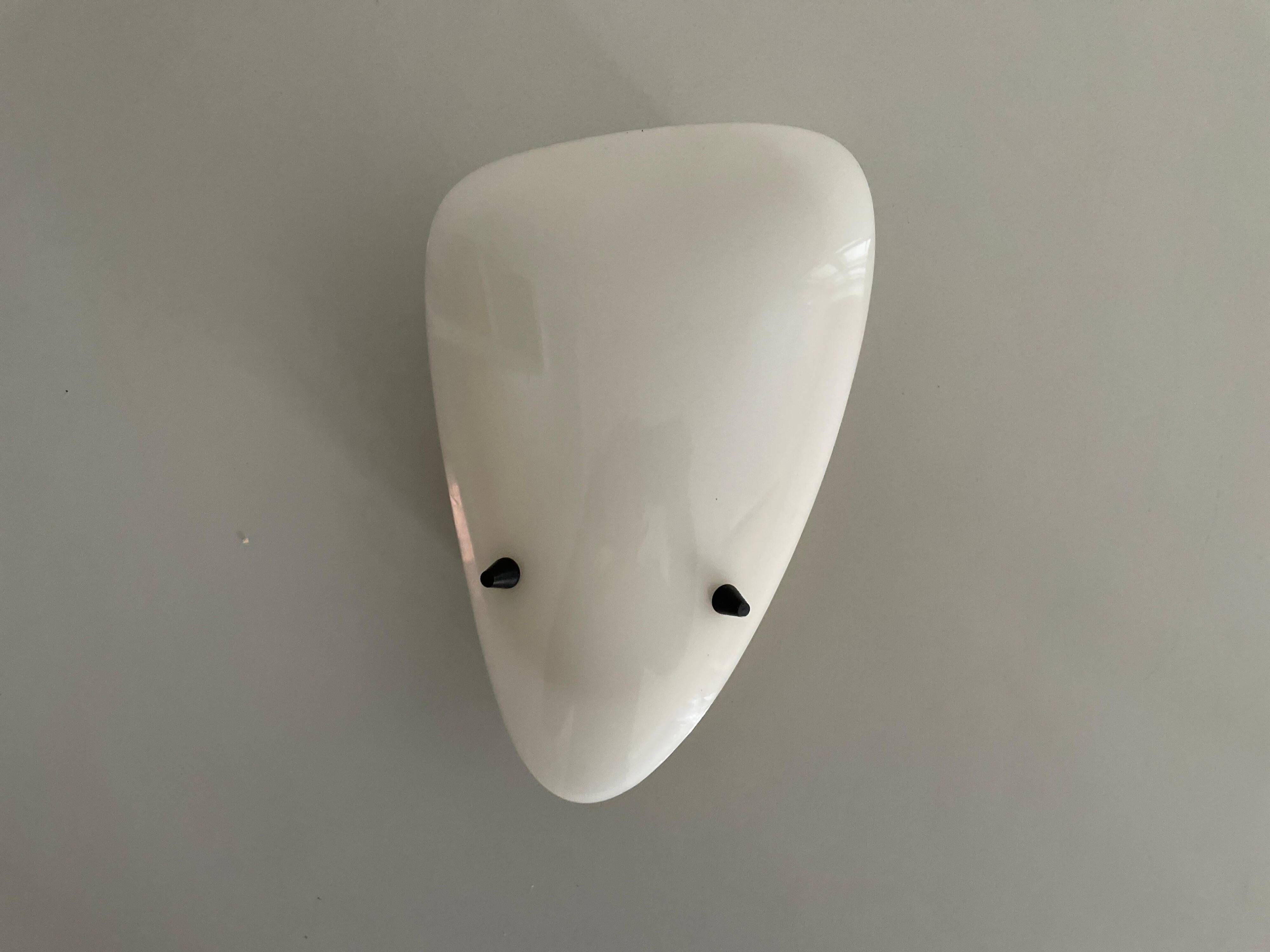 Applique simple du milieu du siècle en plexiglas blanc et métal jaune, années 1950, Allemagne