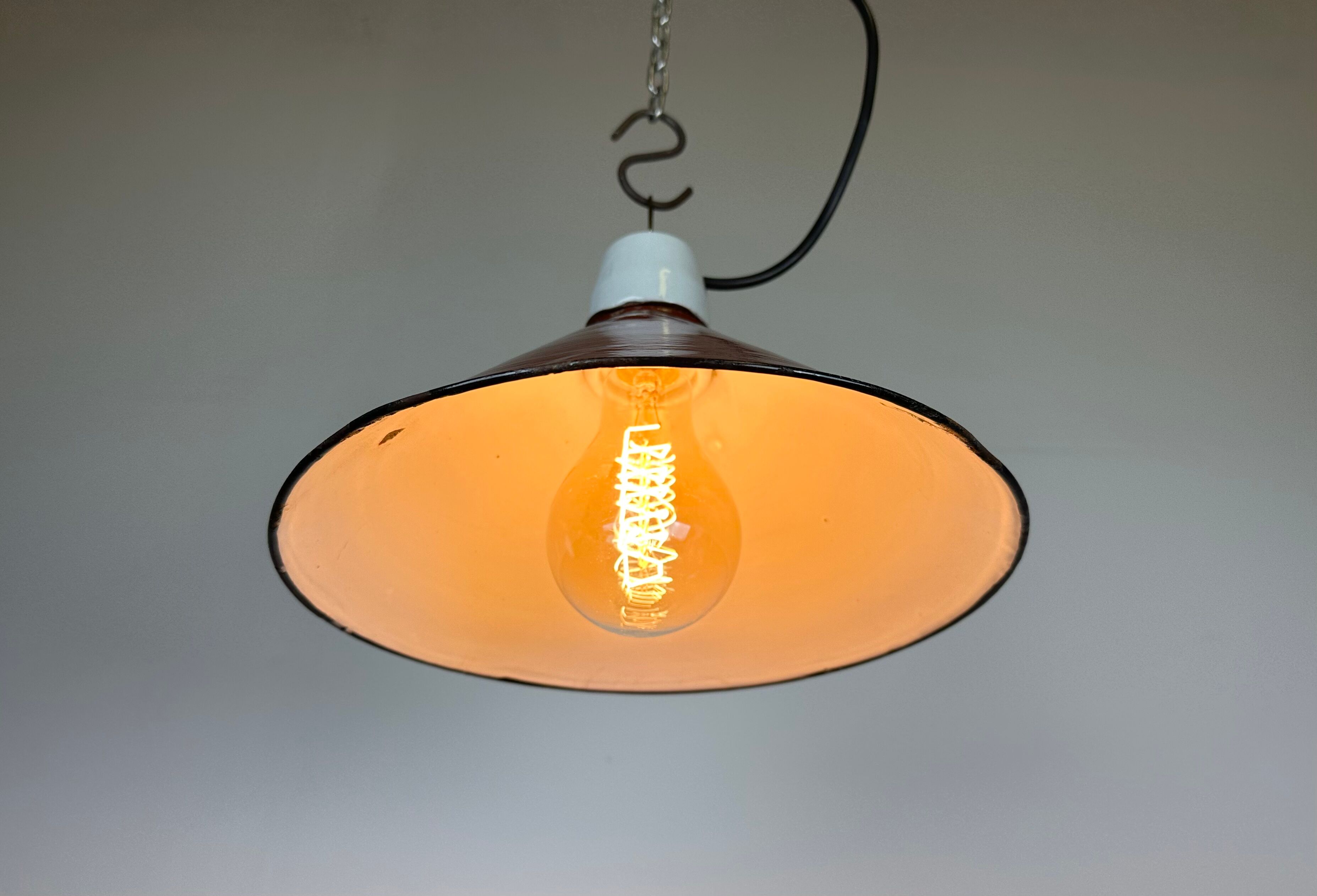 Suspension industrielle en émail rouge, années 1970