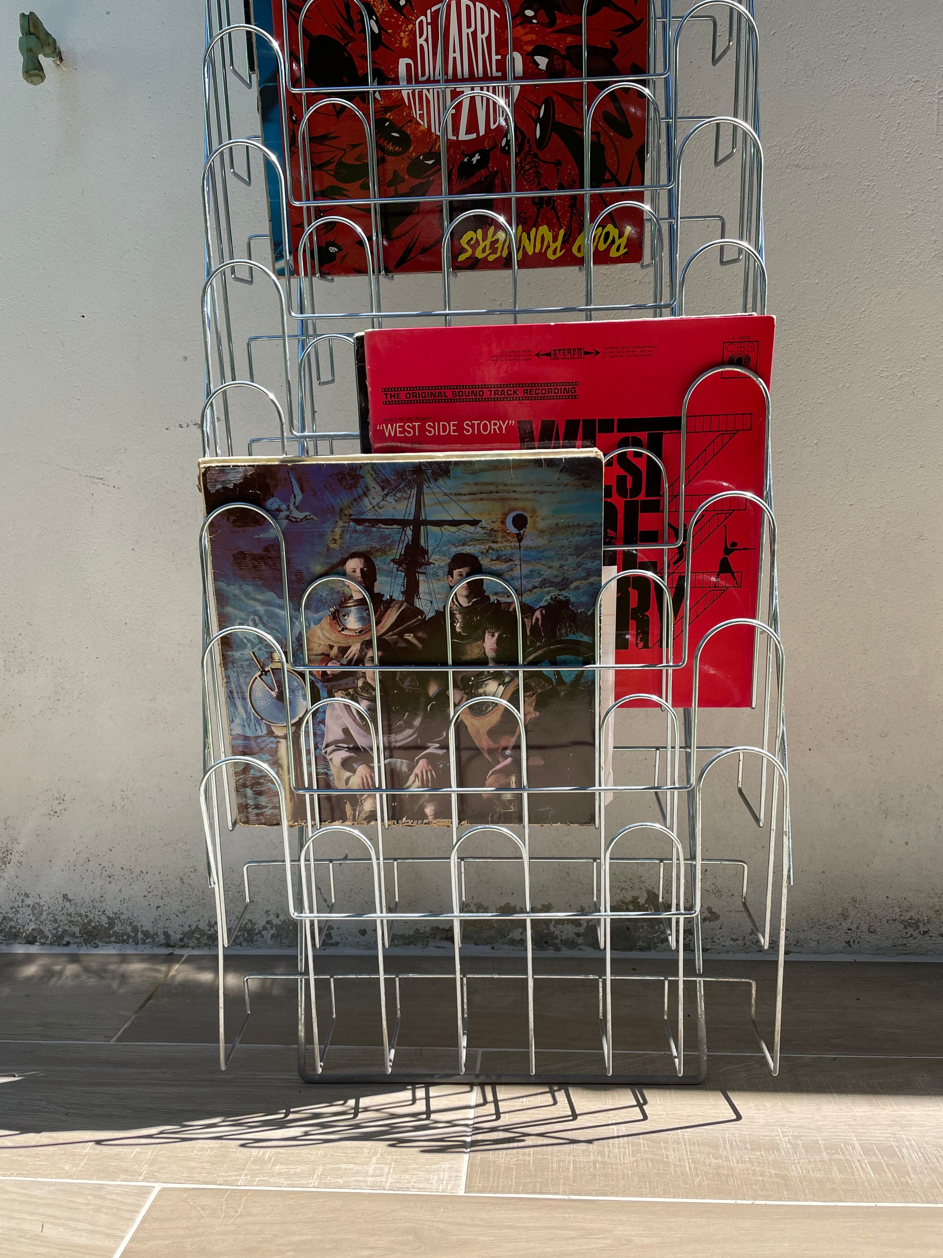 Range vinyl records holder