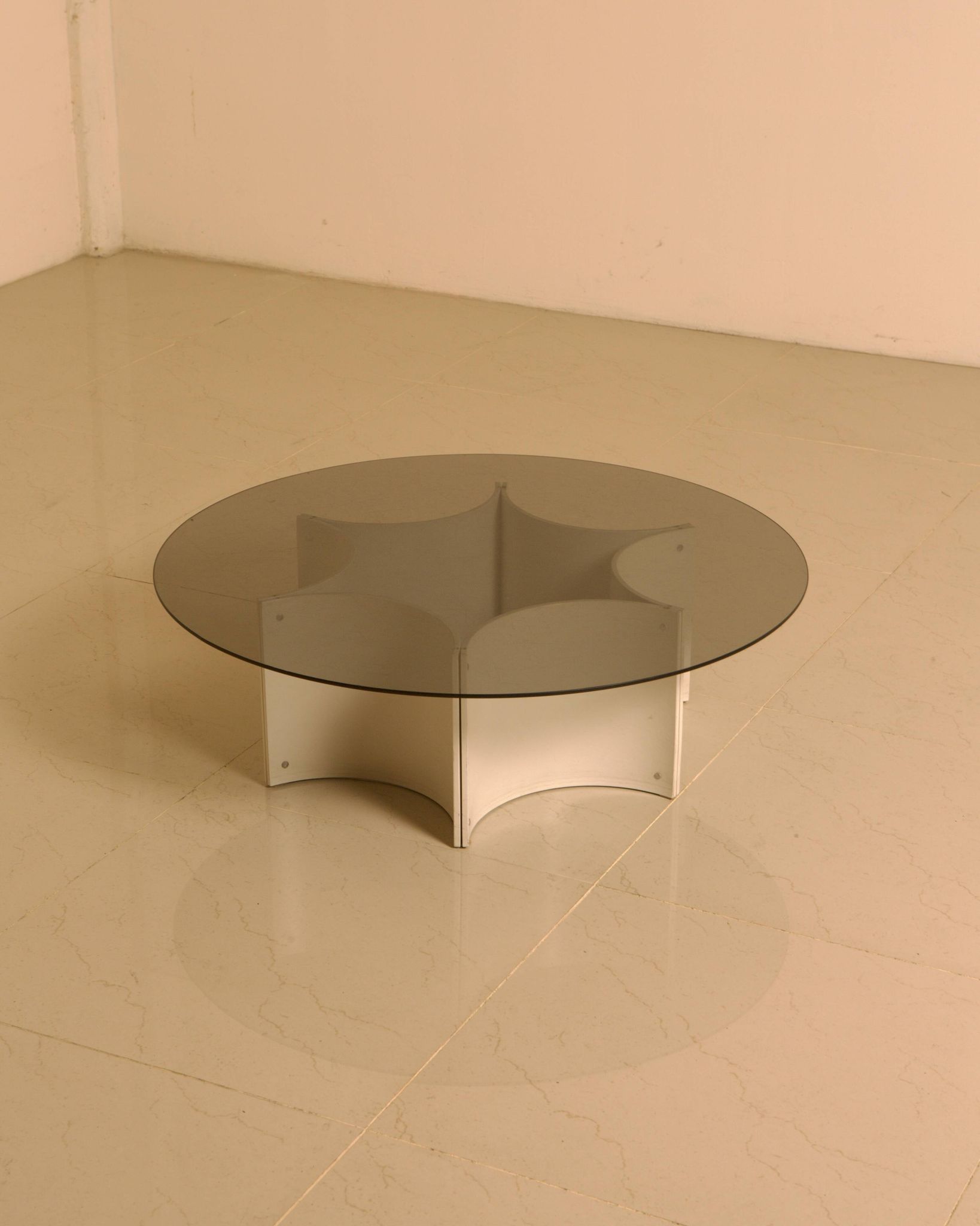 Table basse "Space Age"en piètement étoile et plateau verre fumé 70's