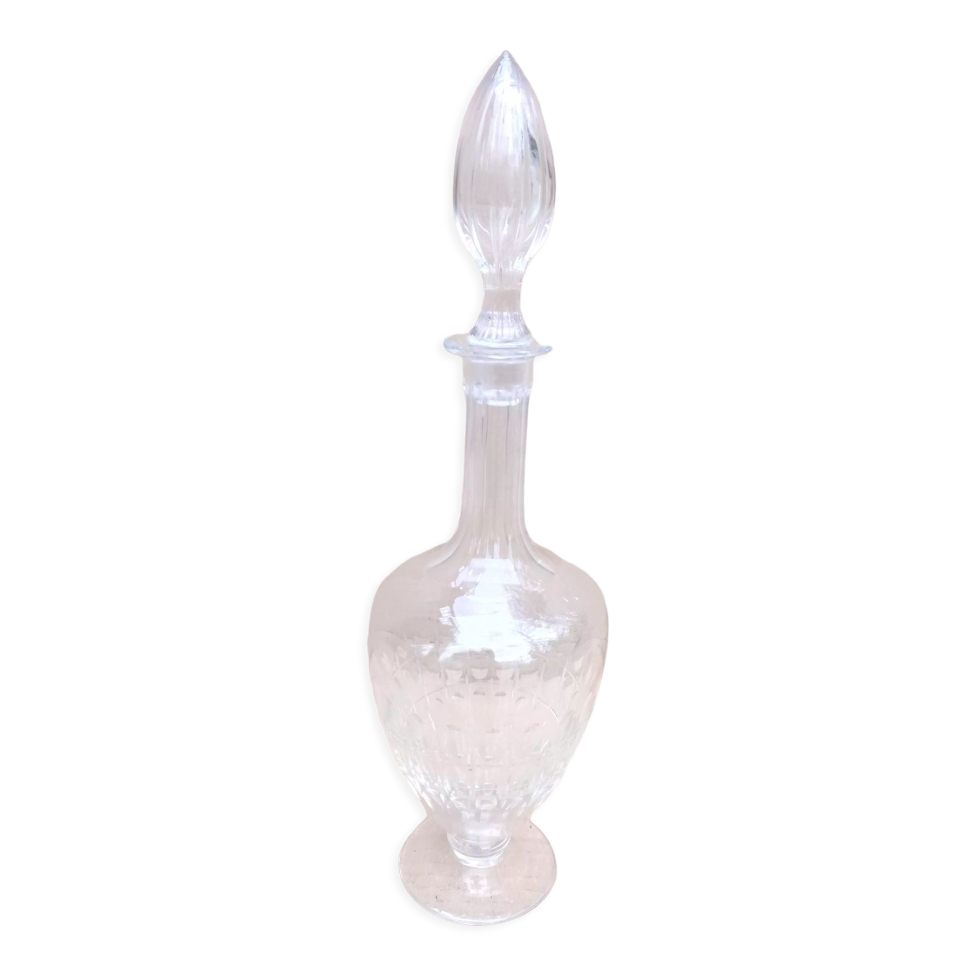 Carafe in chiseled glass