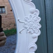 Miroir ovale avec cadre blanc 