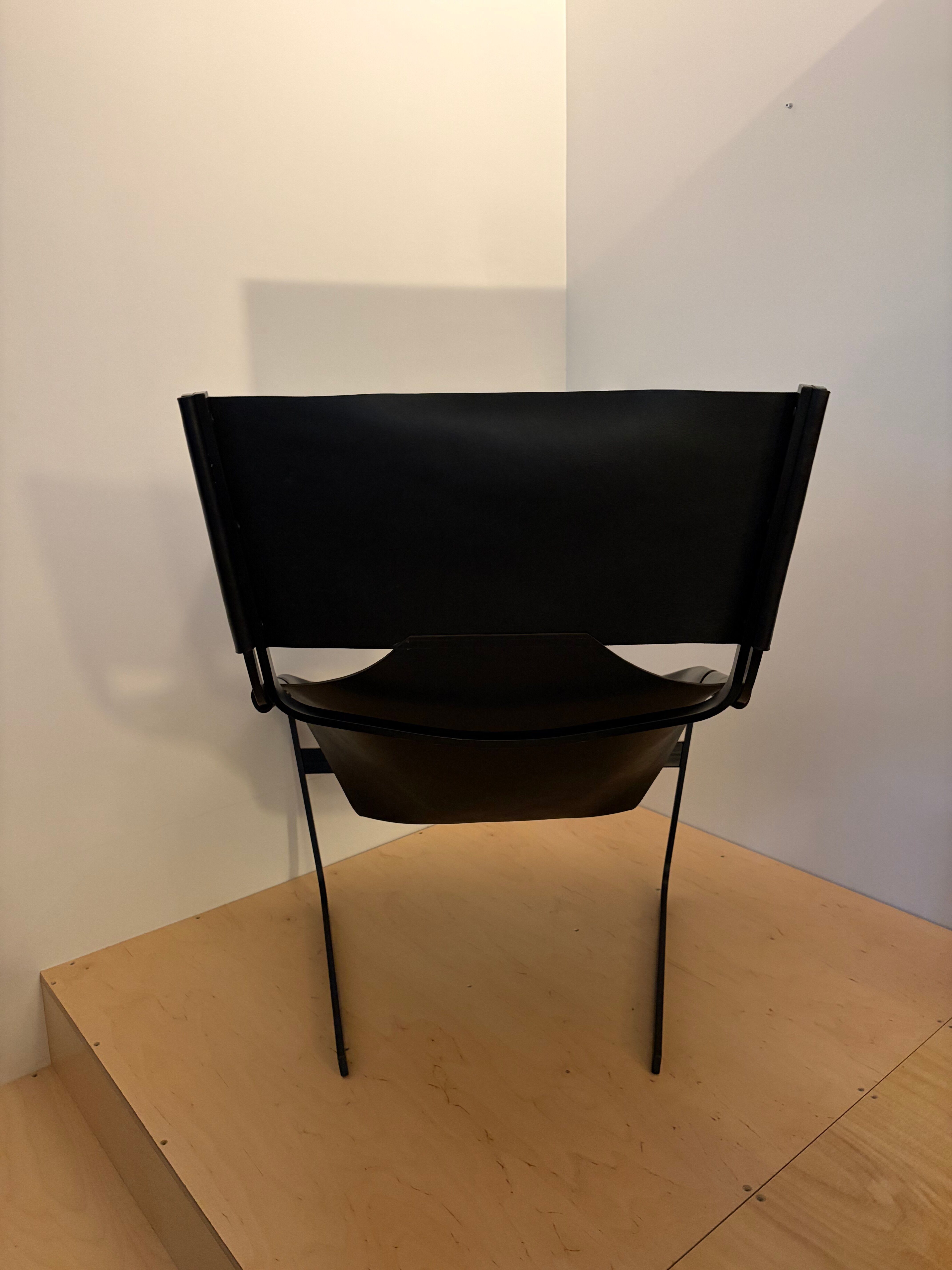 Fauteuil F444 Pierre Paulin pour Artifort Cuir Noir Piètement Métal La