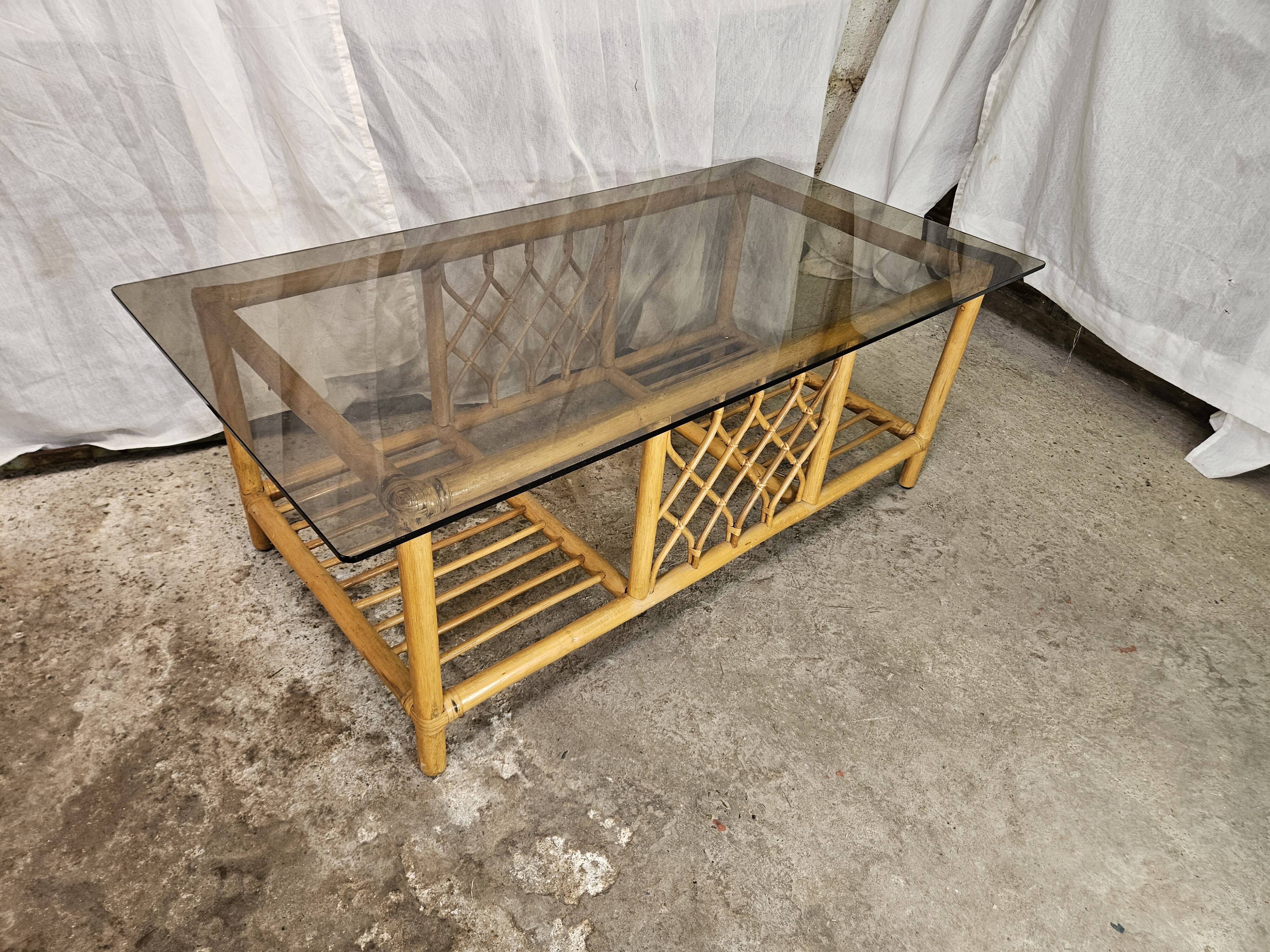 Table basse en rotin dessus verre fumé 1970