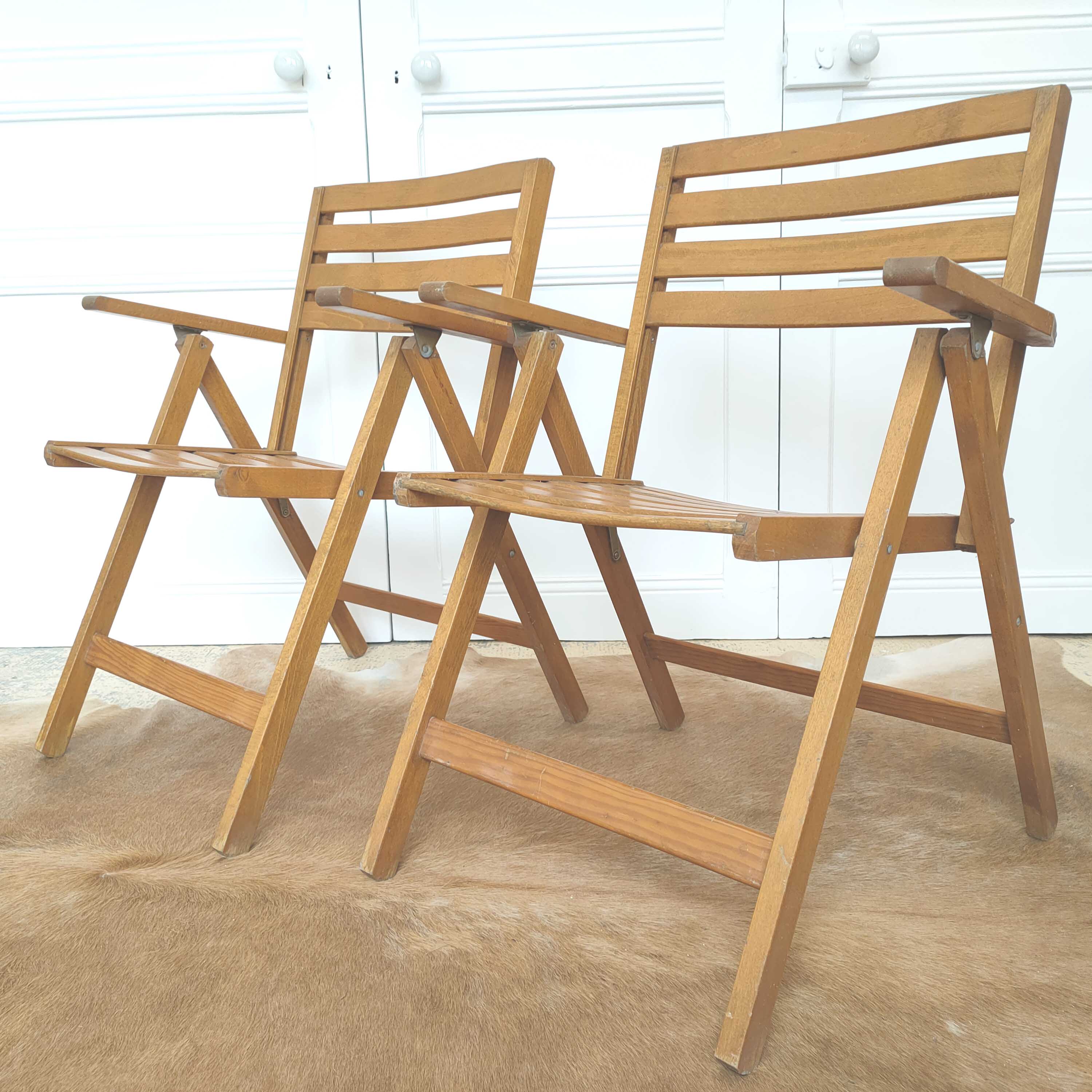 Pair folding chairs wooden