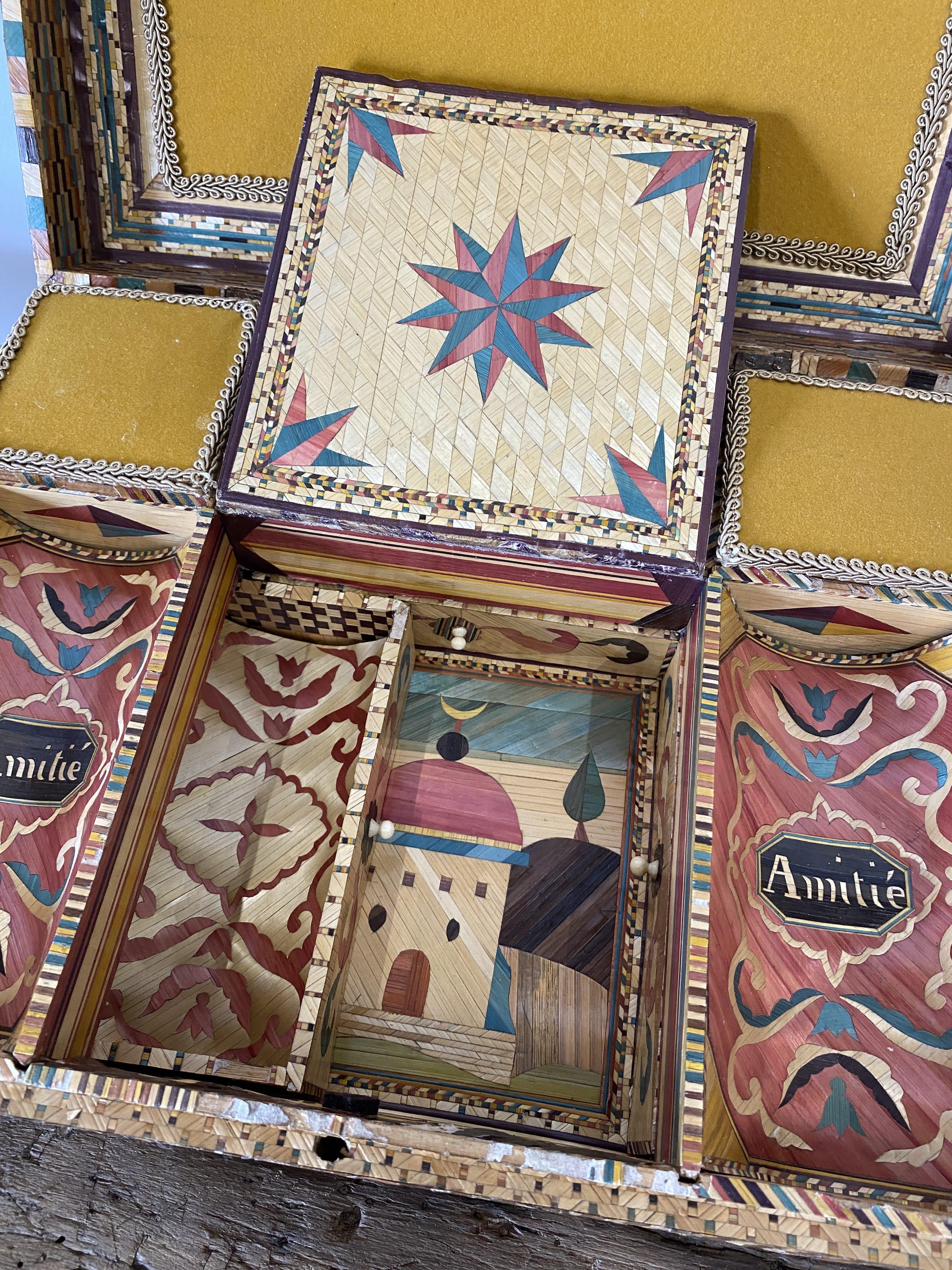 Jewellery box, secrets, straw marquetry and oriental patterns.