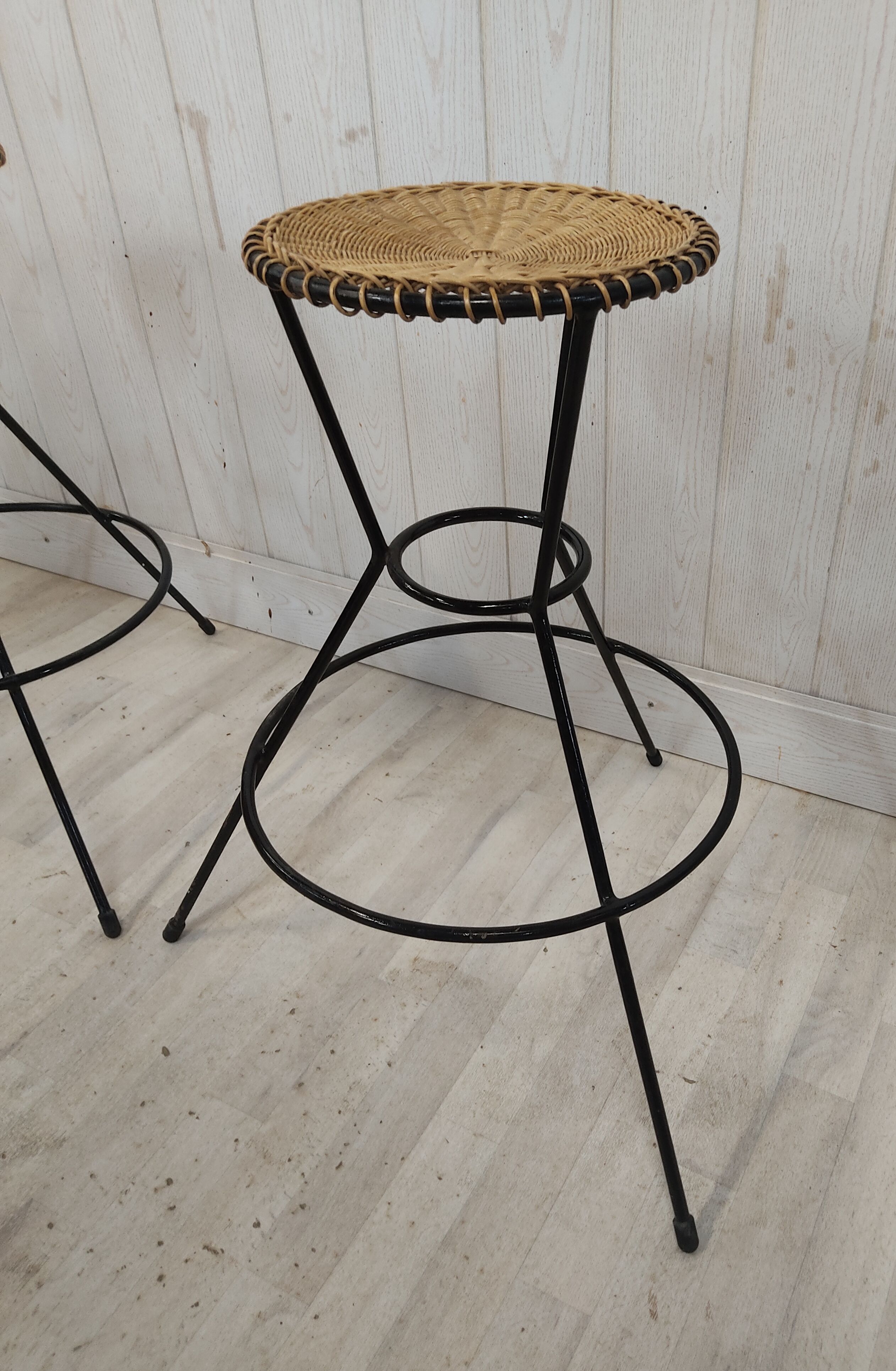 Vintage wicker bar and its two stools
