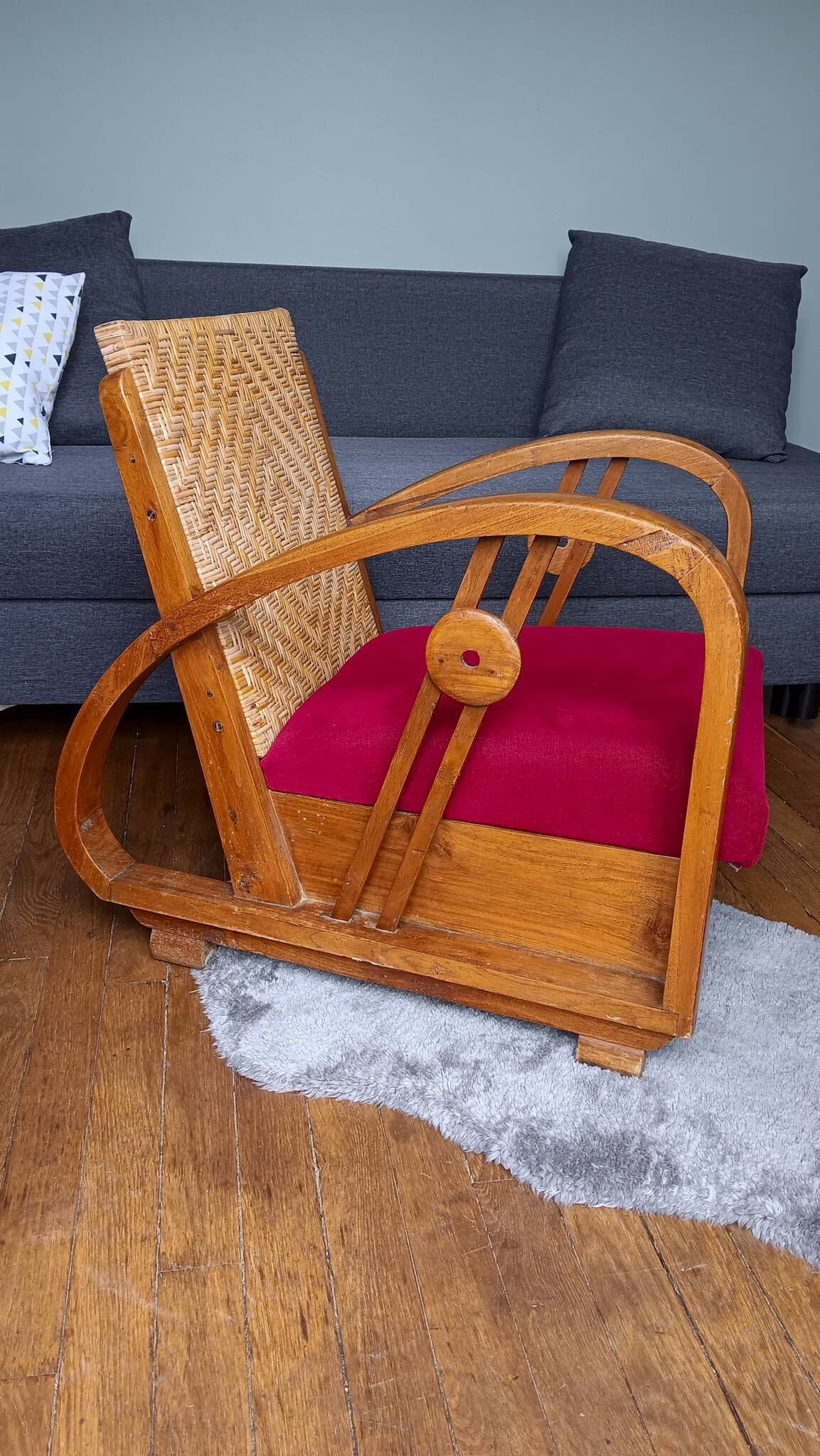 Ancien fauteuil bas colonial style Art Déco en bois.