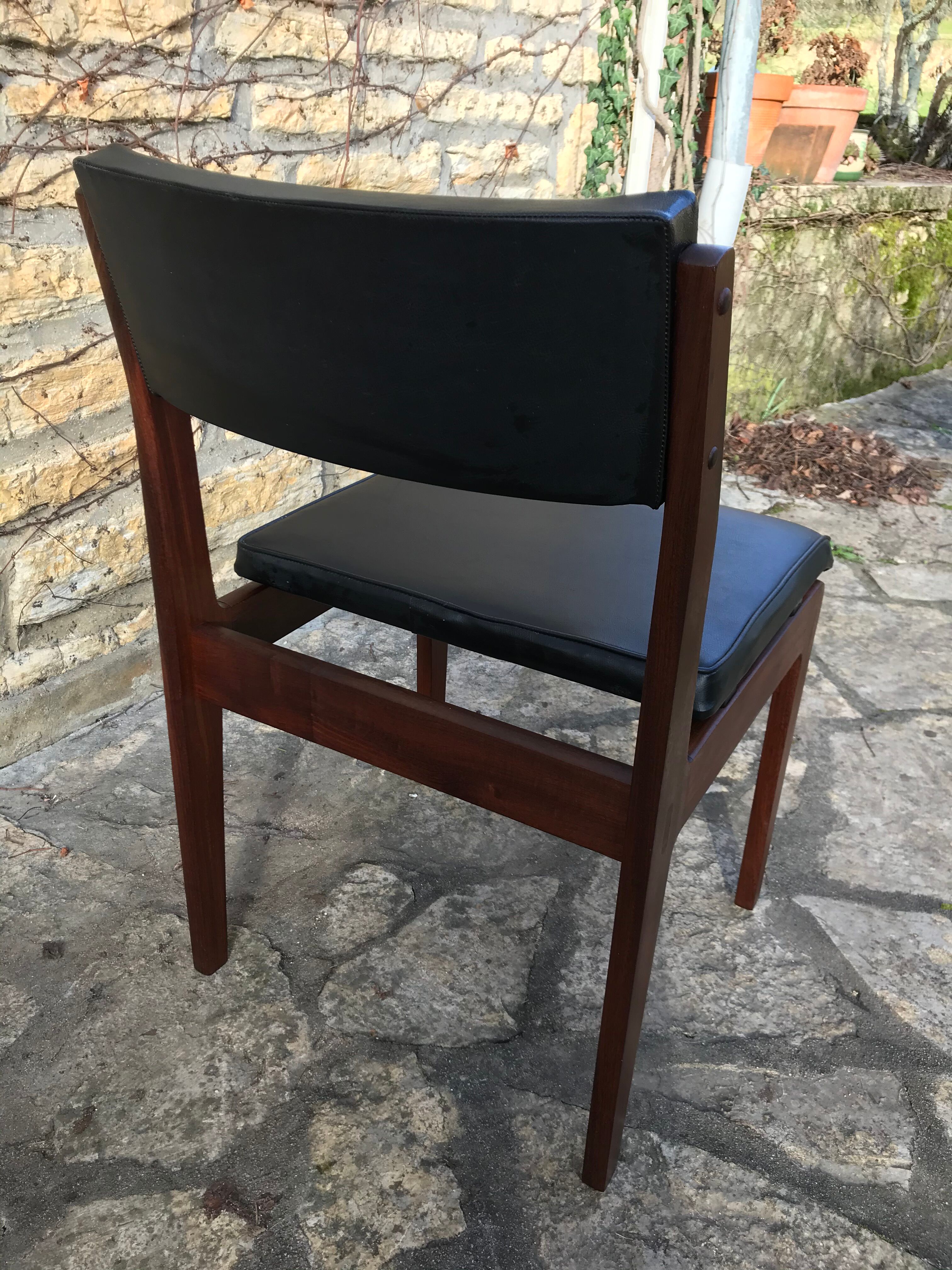 Chaise en bois et skaï