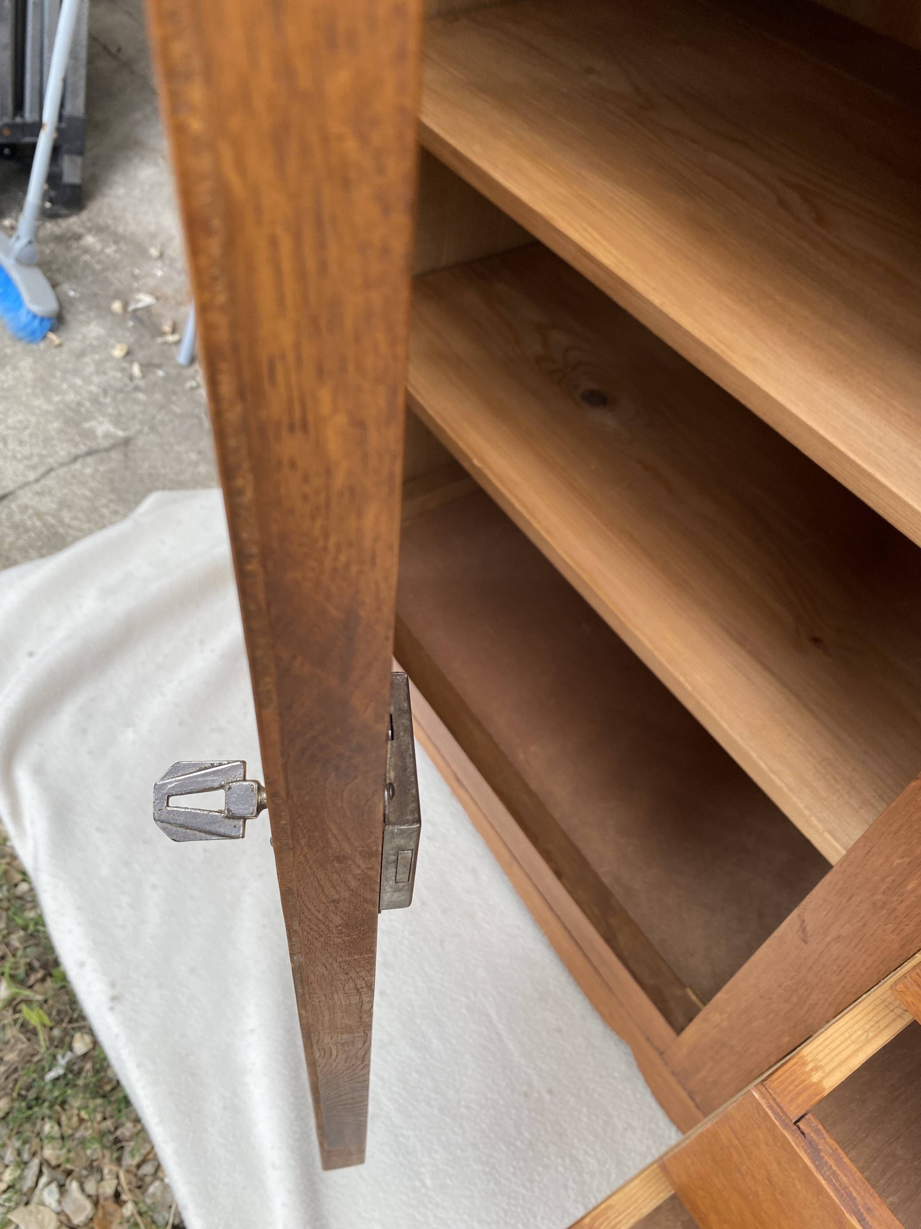 Petite armoire-commode asymétrique vintage