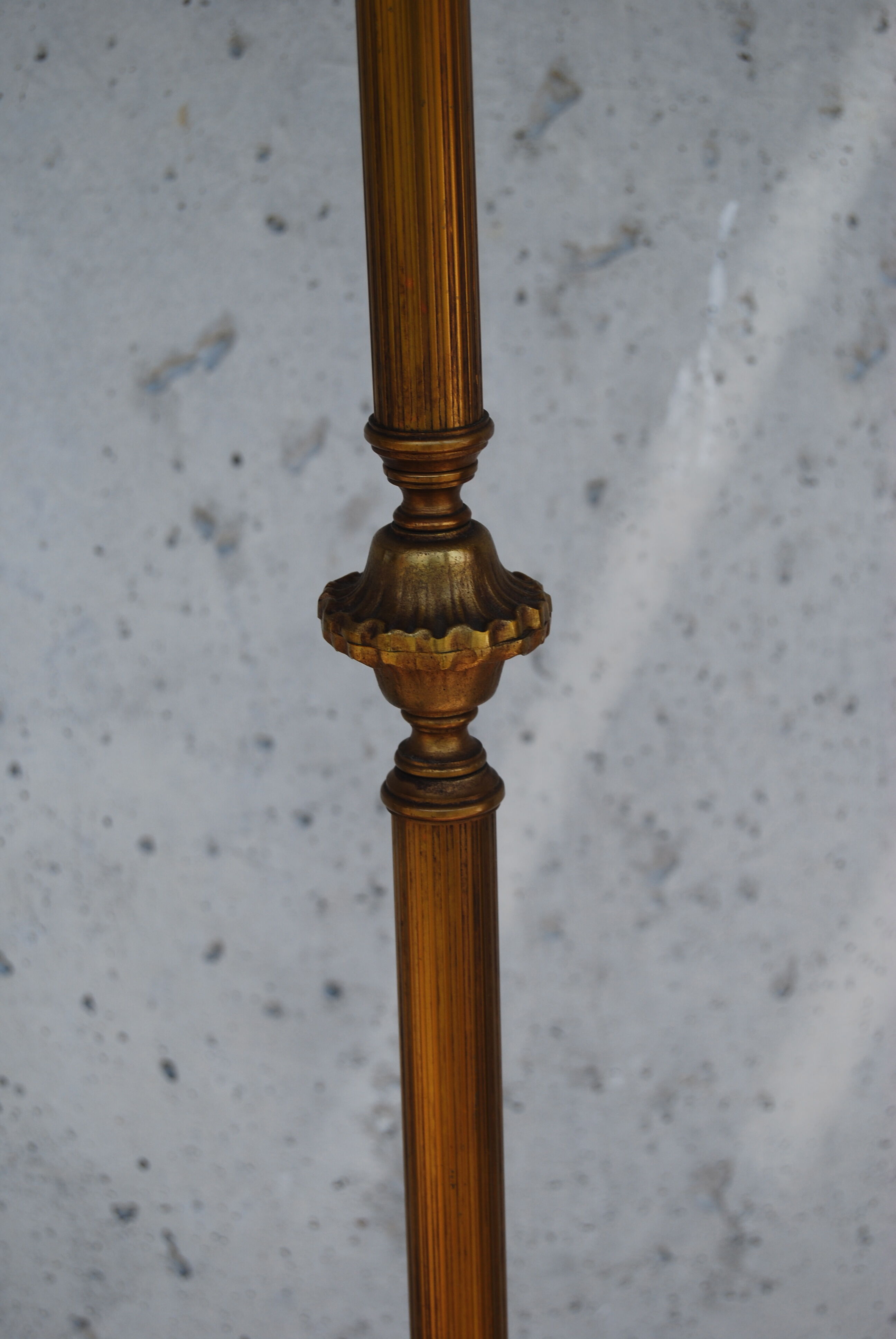 Lampadaire tripode trois bras de lumières en bronze de style Louis XV
