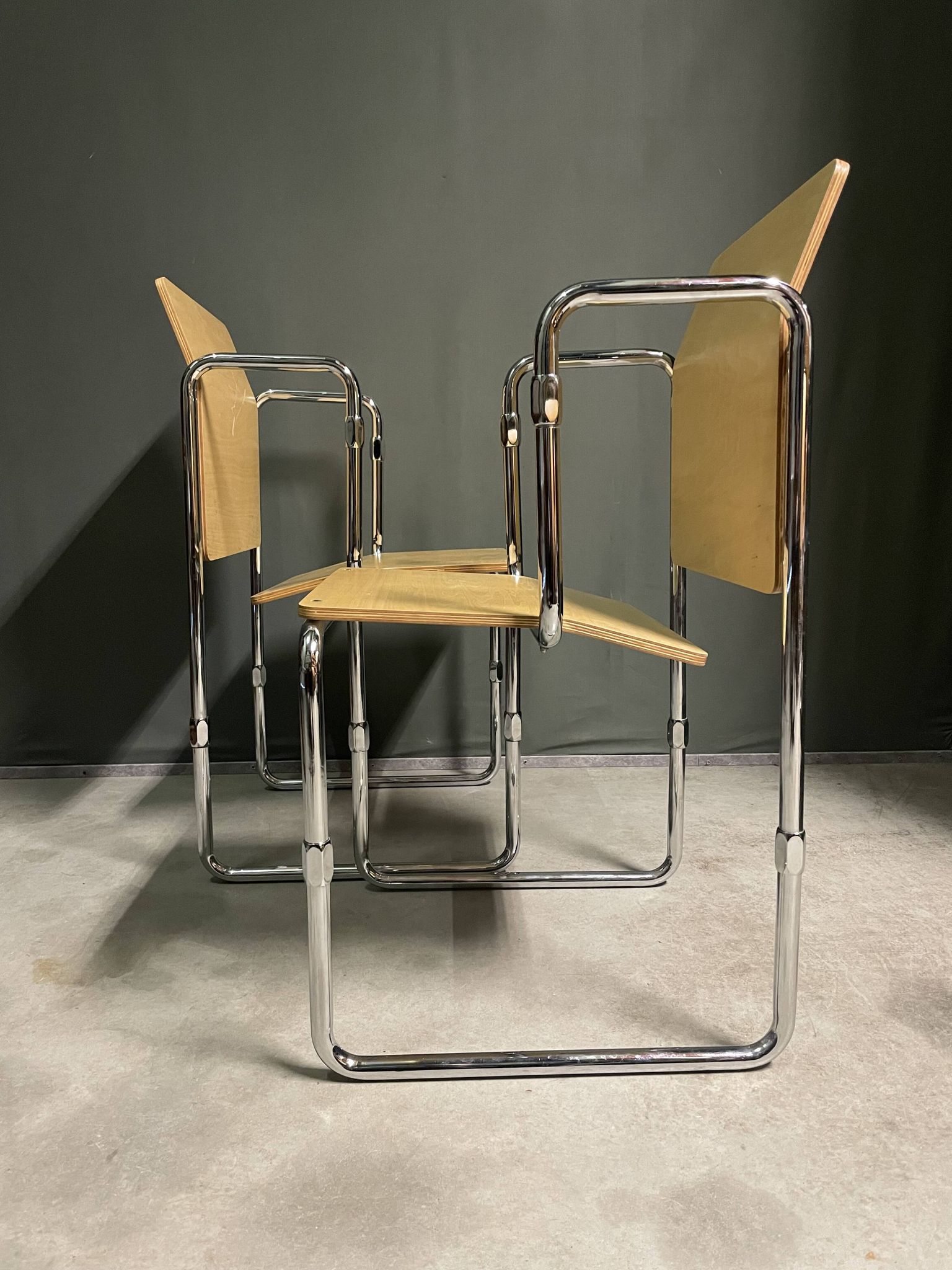 Une paire de chaises Hopmi de Gerrit Thomas Rietveld
