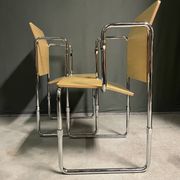 Une paire de chaises Hopmi de Gerrit Thomas Rietveld