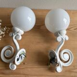 Anciennes appliques en fonte émaillée / globe opaline