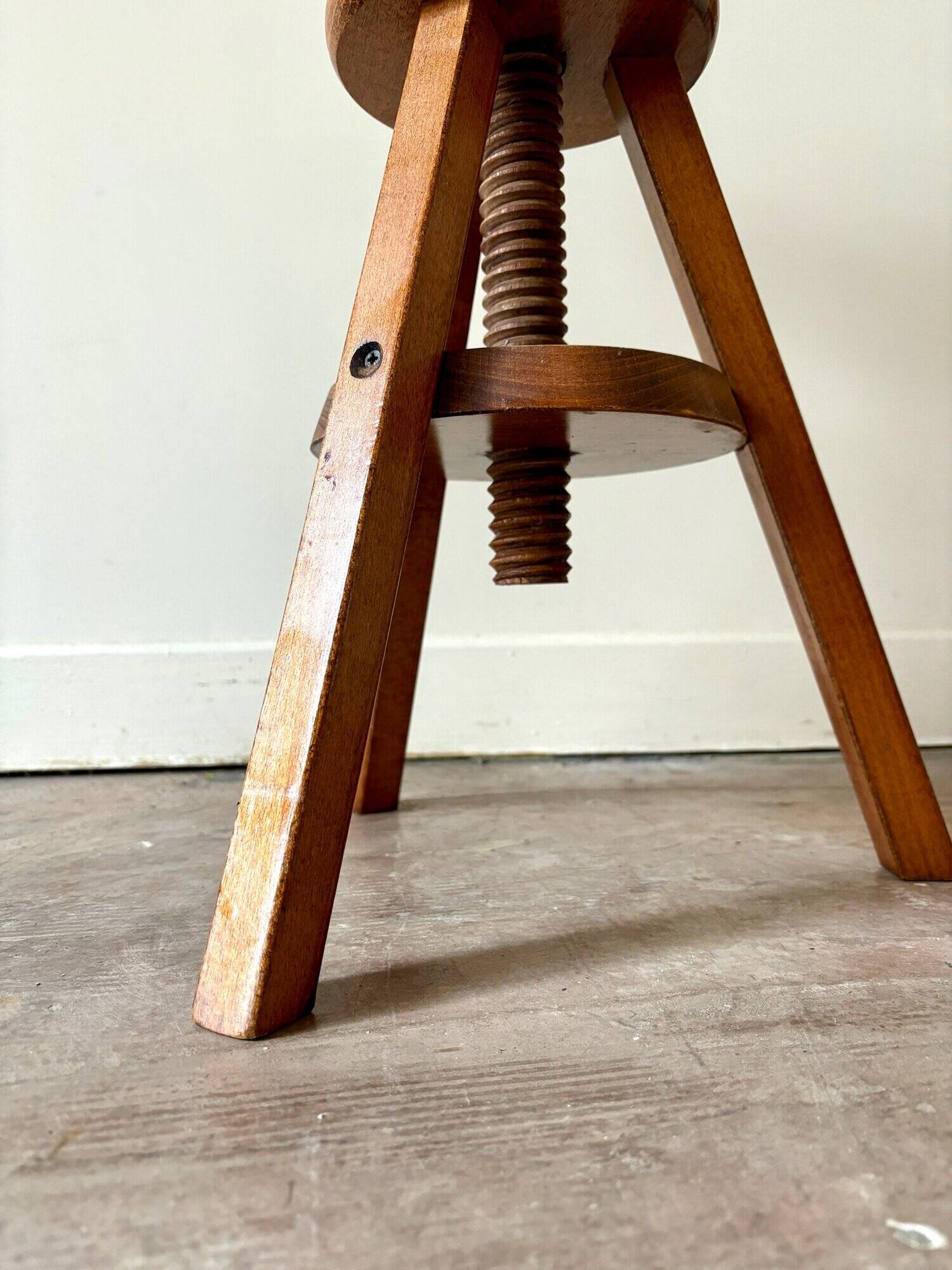 Wooden screw tripod stool