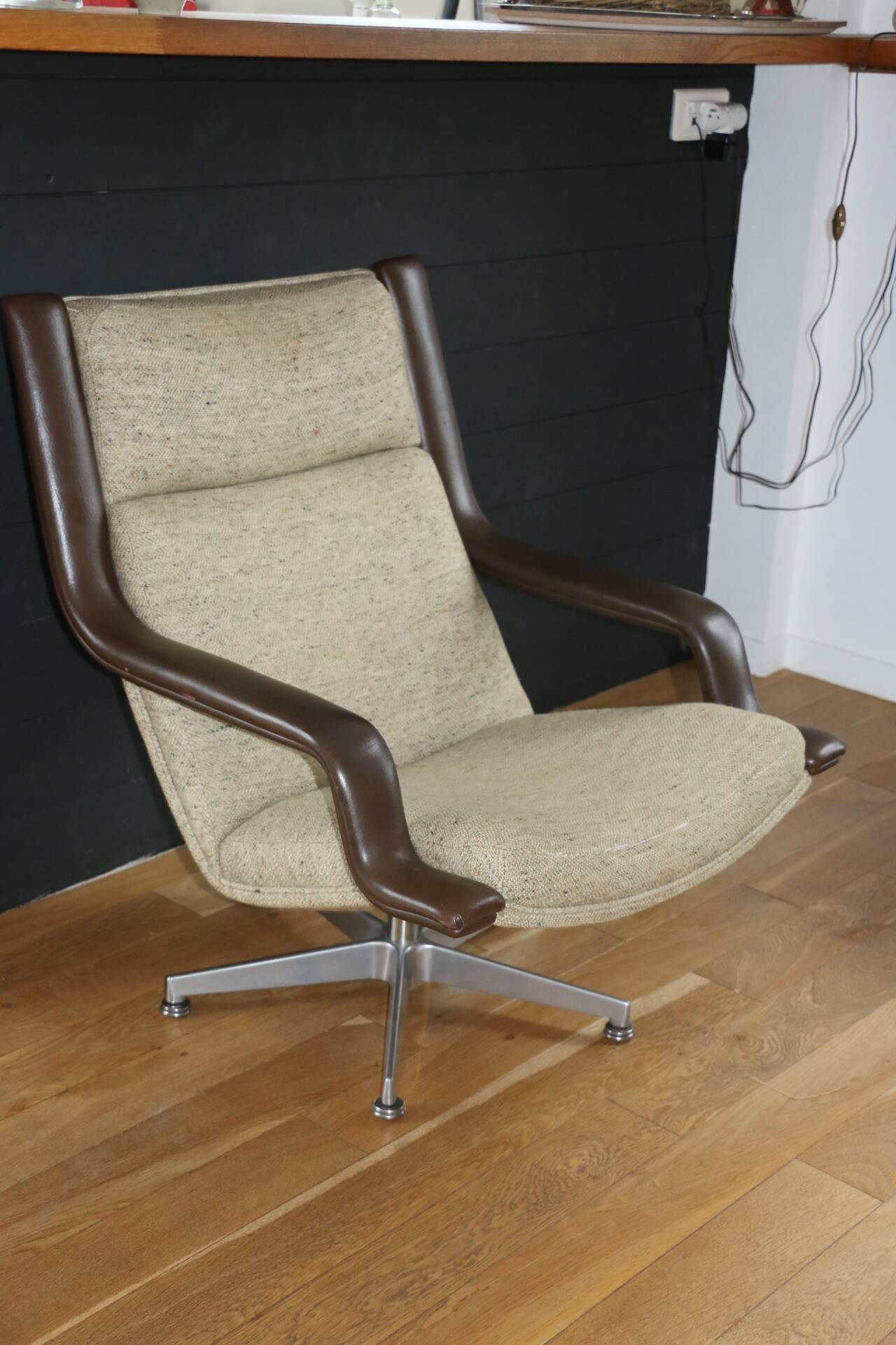 F140 Geoffroy Harcourt armchair