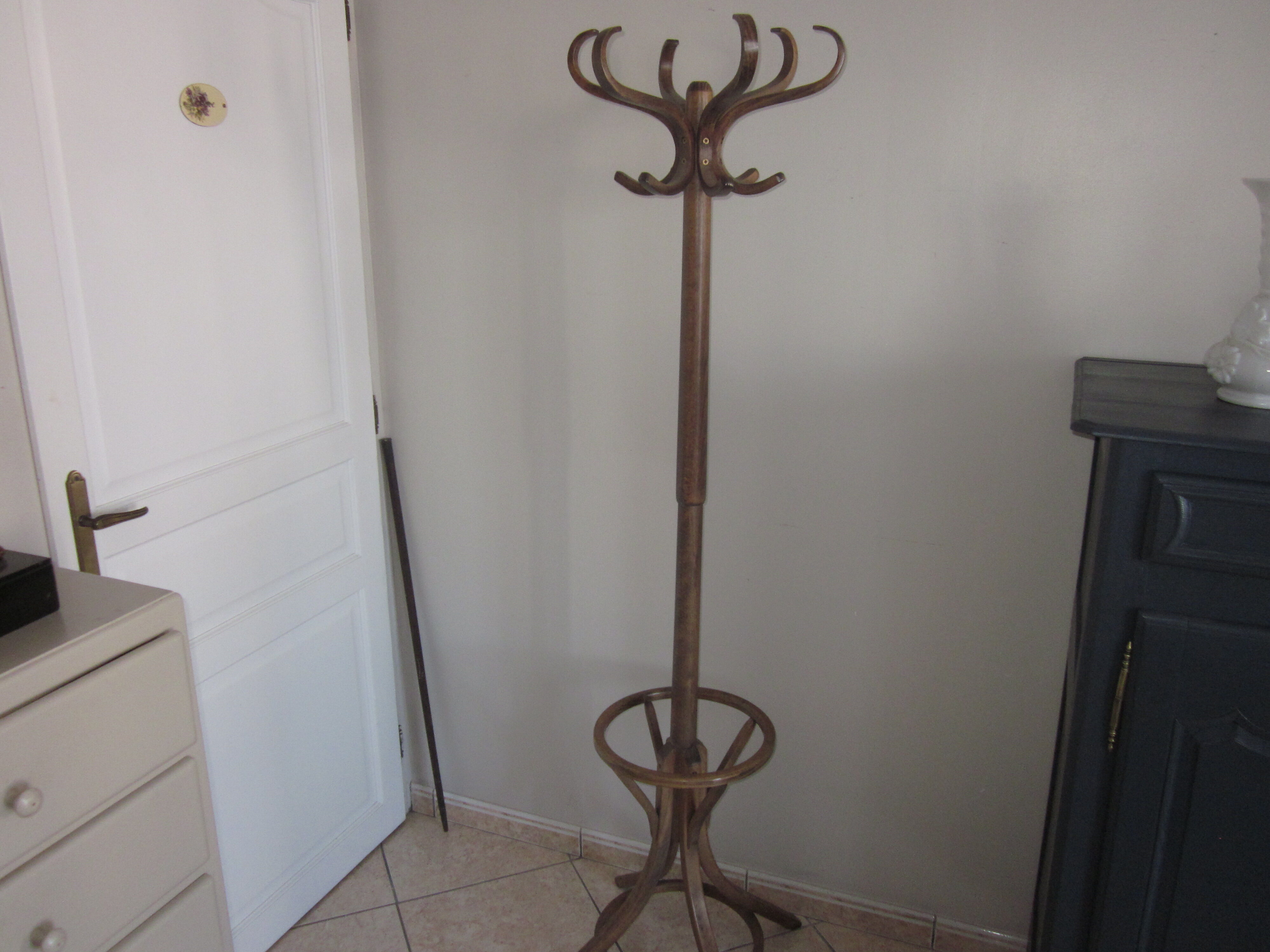 Baumann parrot coat rack