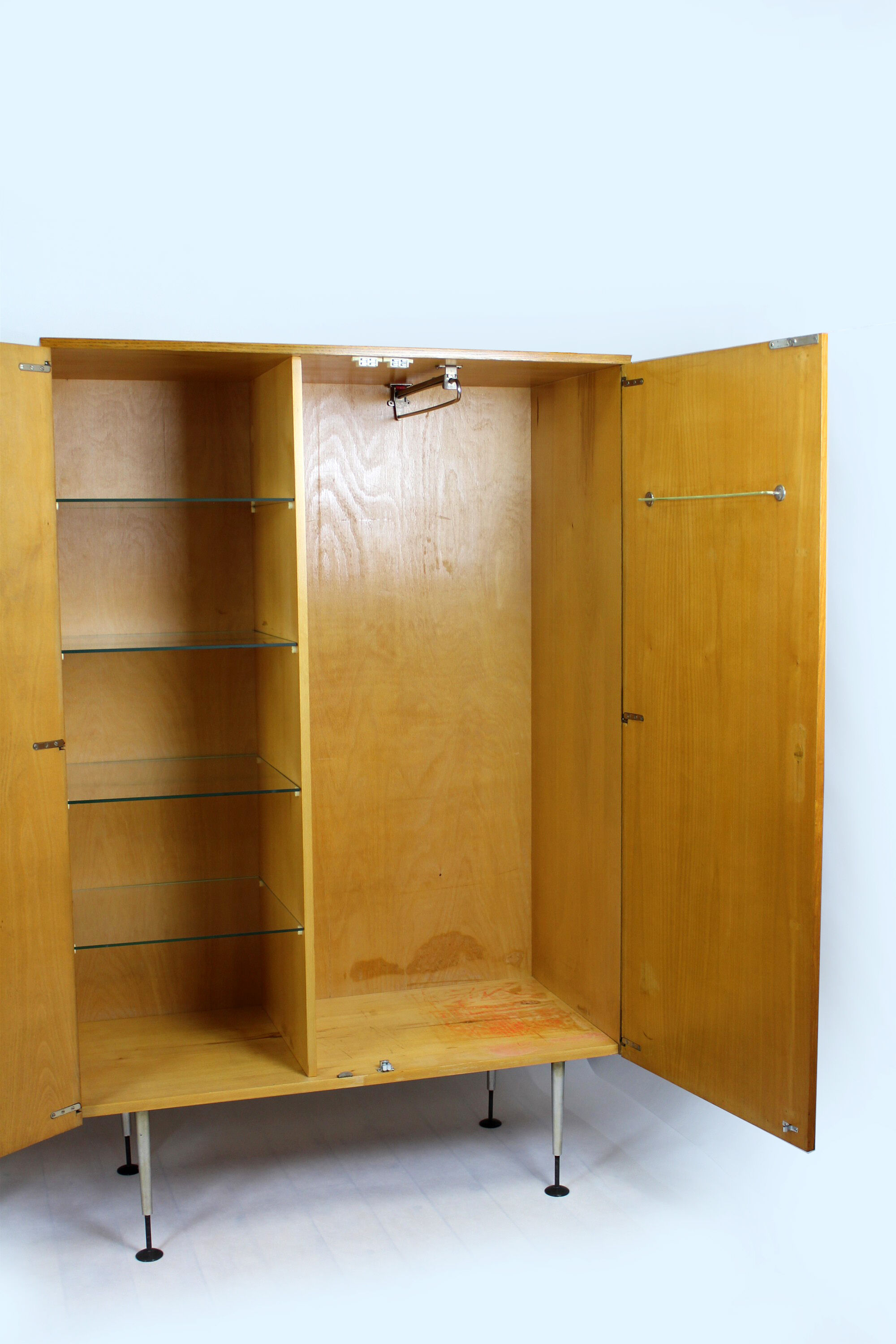 Armoires en frêne par Jitona en 1965