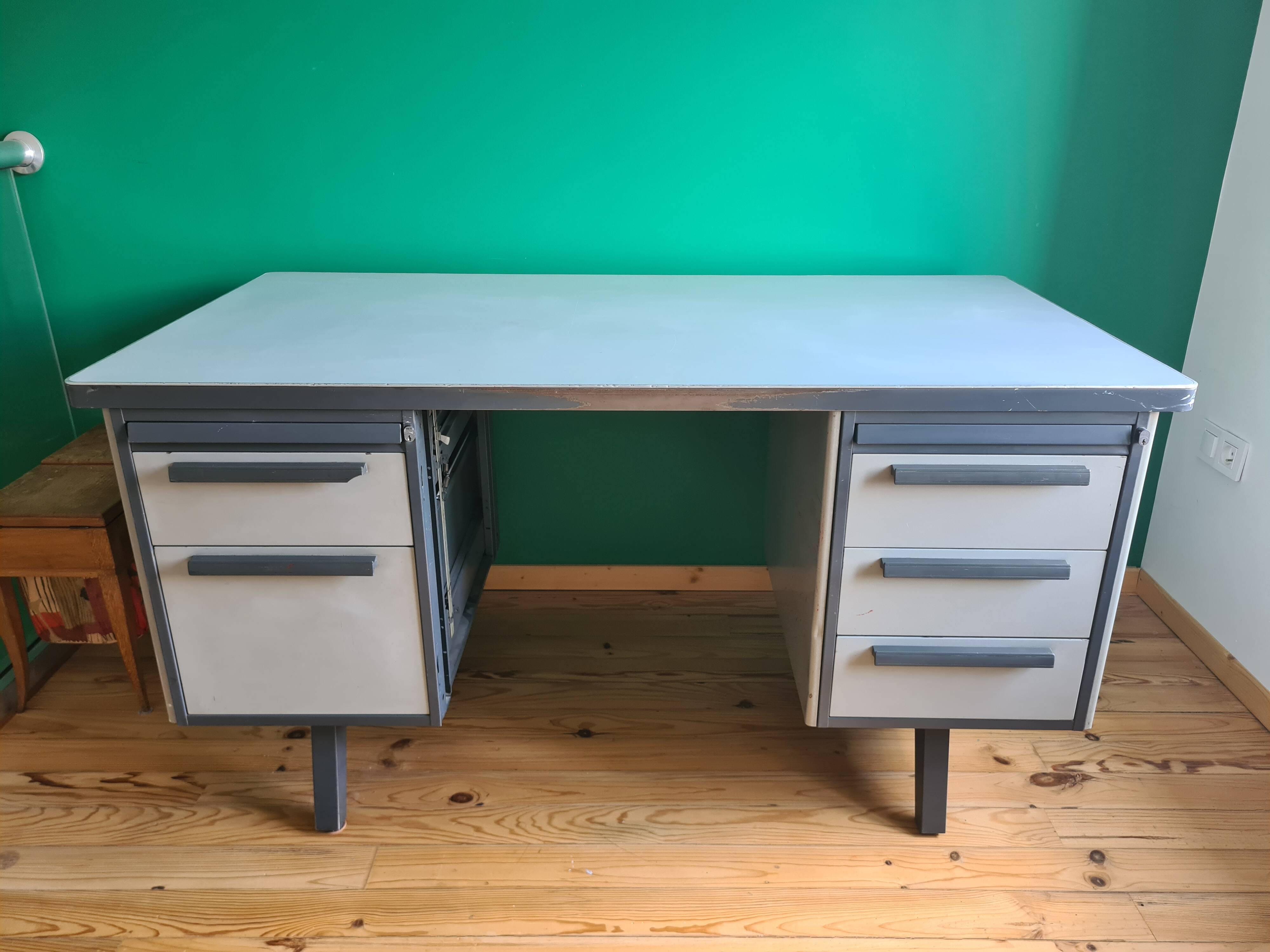 Bureau métallique vintage strafor