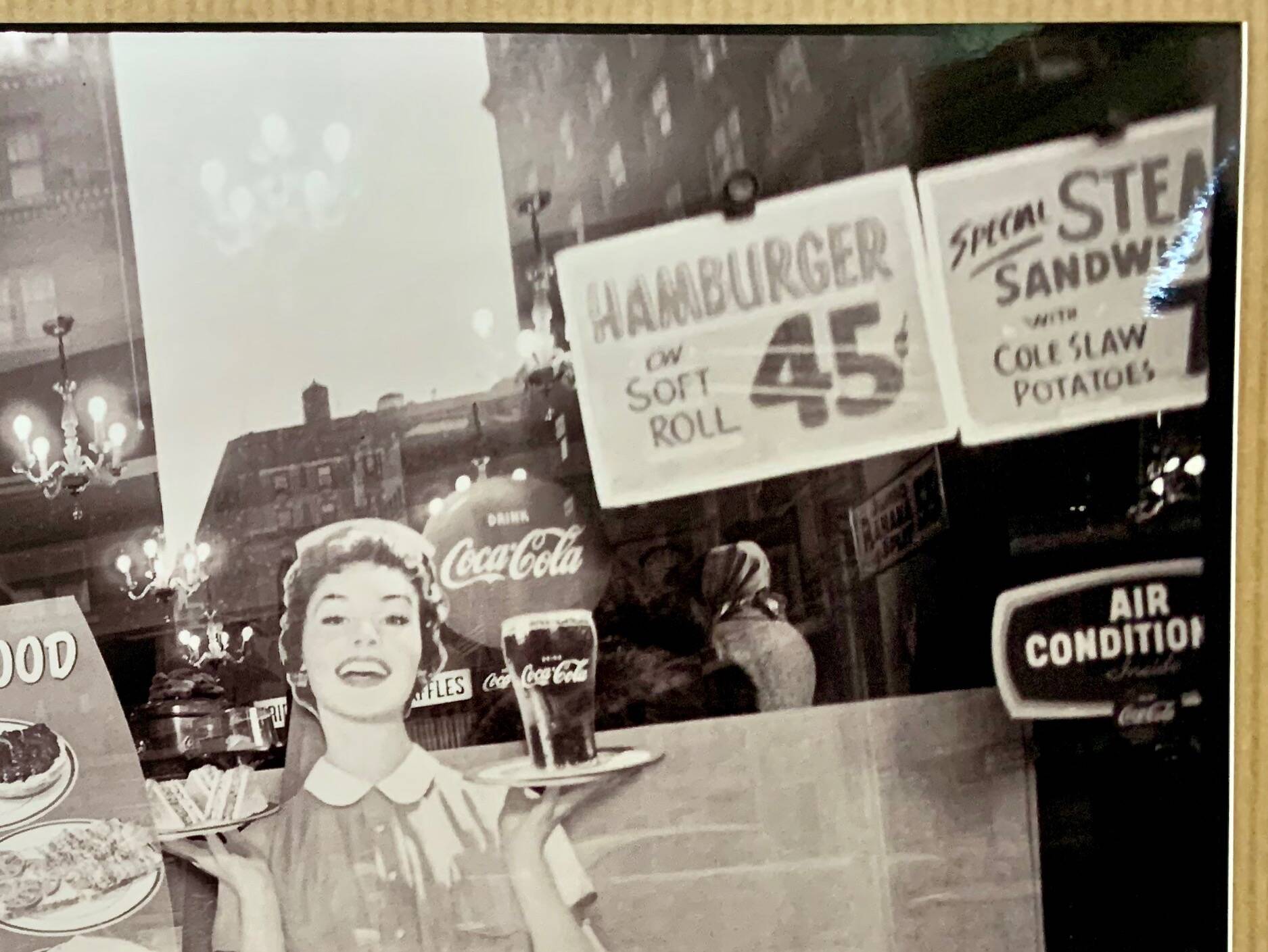 Instantané urbain – Une scène authentique de New York figée en 1959