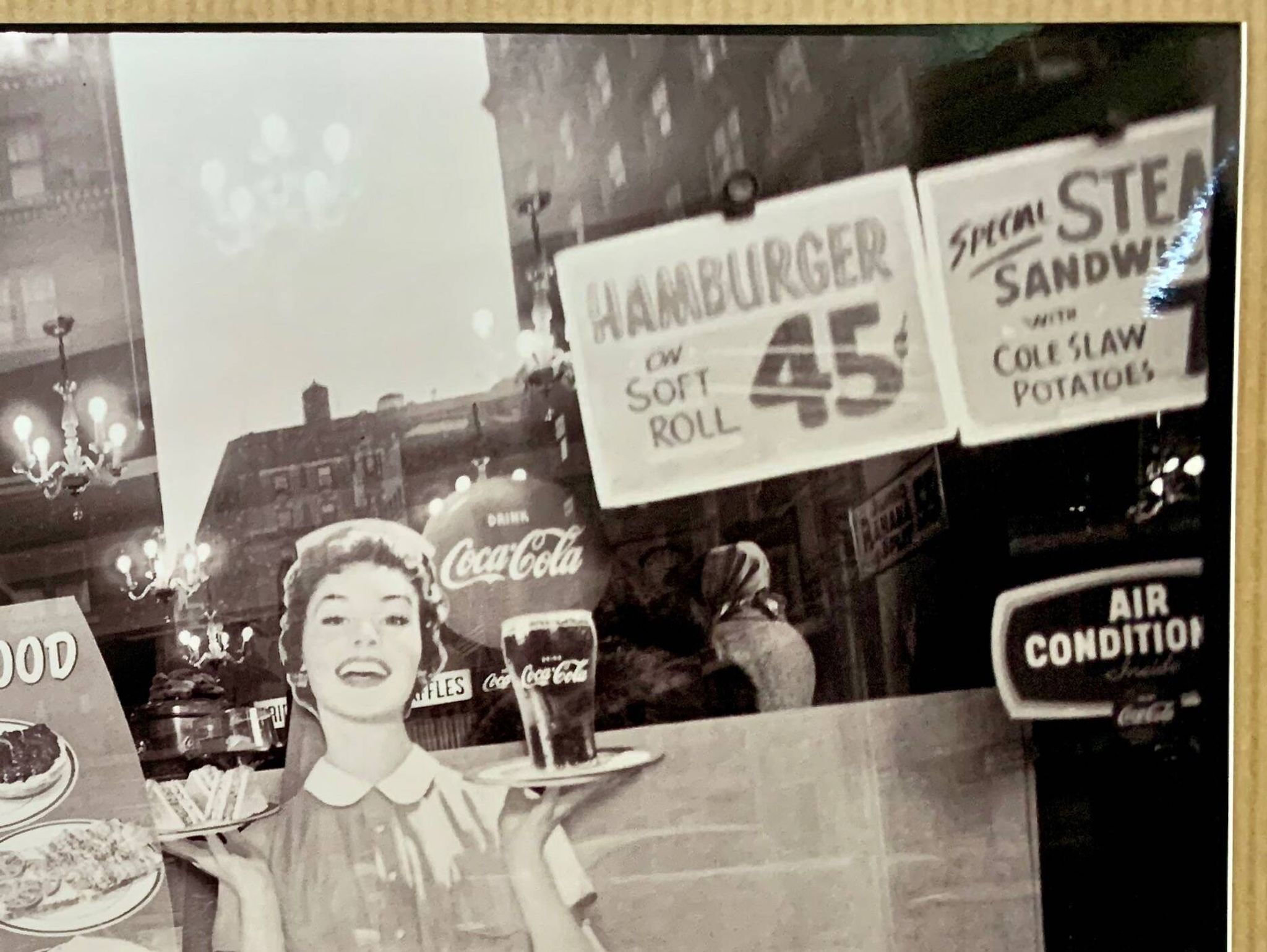 Instantané urbain – Une scène authentique de New York figée en 1959