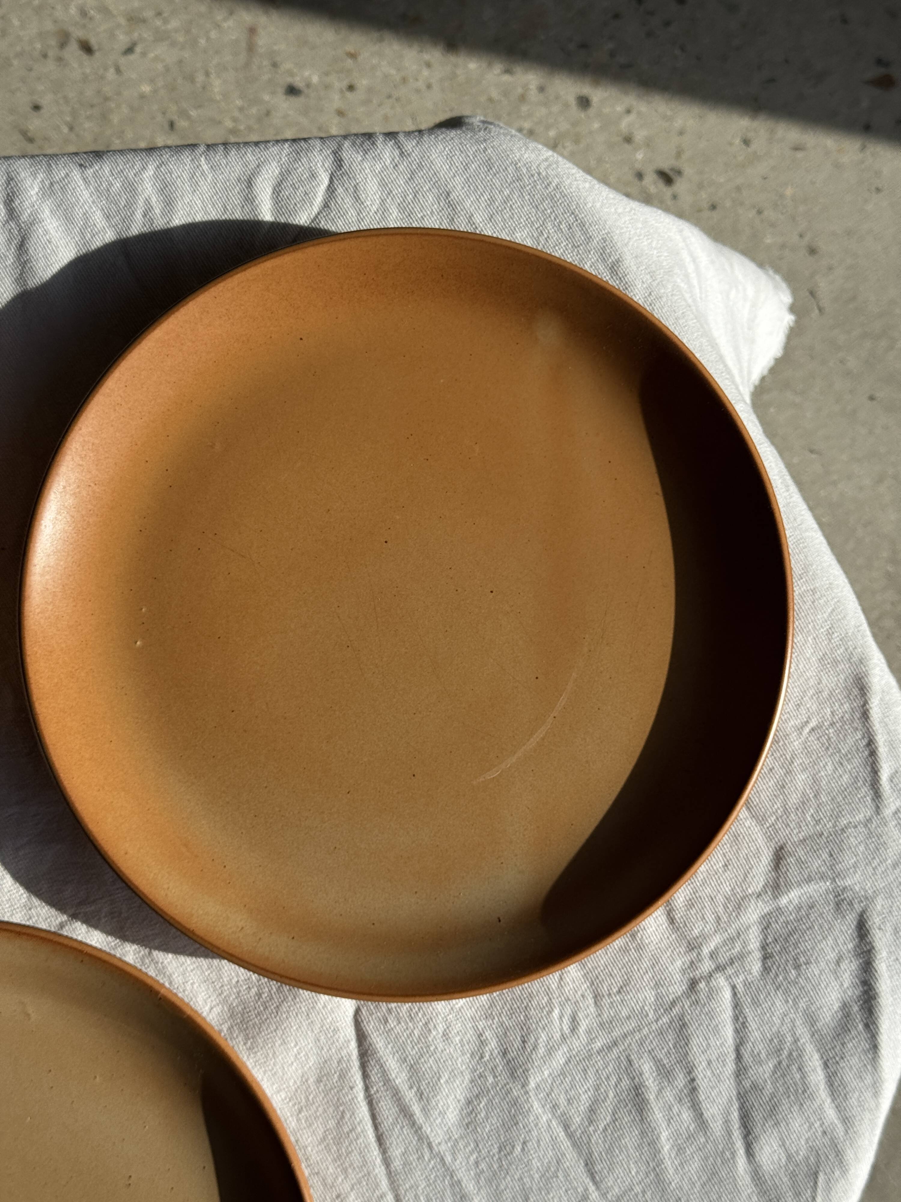 Set of 4 flat dinner plates in stoneware, no brand underneath.