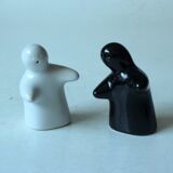 Ceramic salt and pepper shaker hugging ghosts, vintage from the 1980s