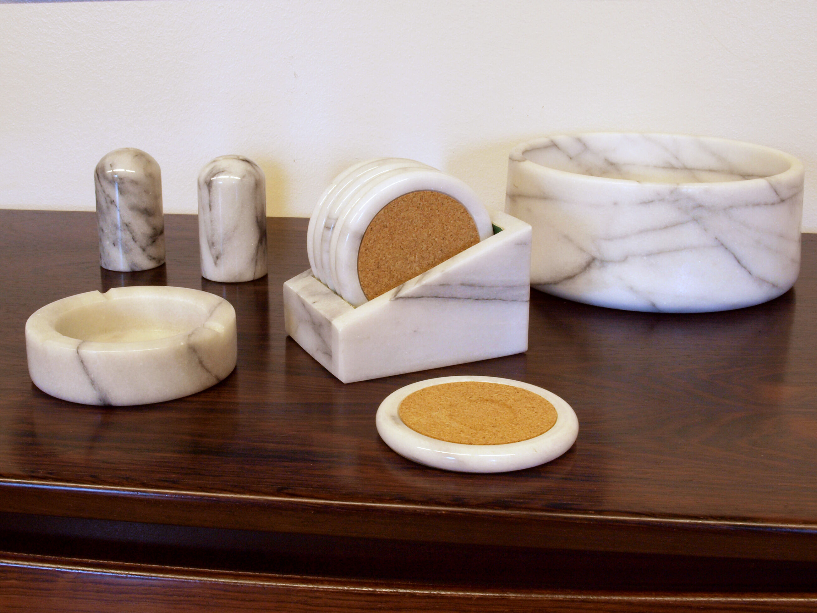 Set of table accessories in Carrara marble