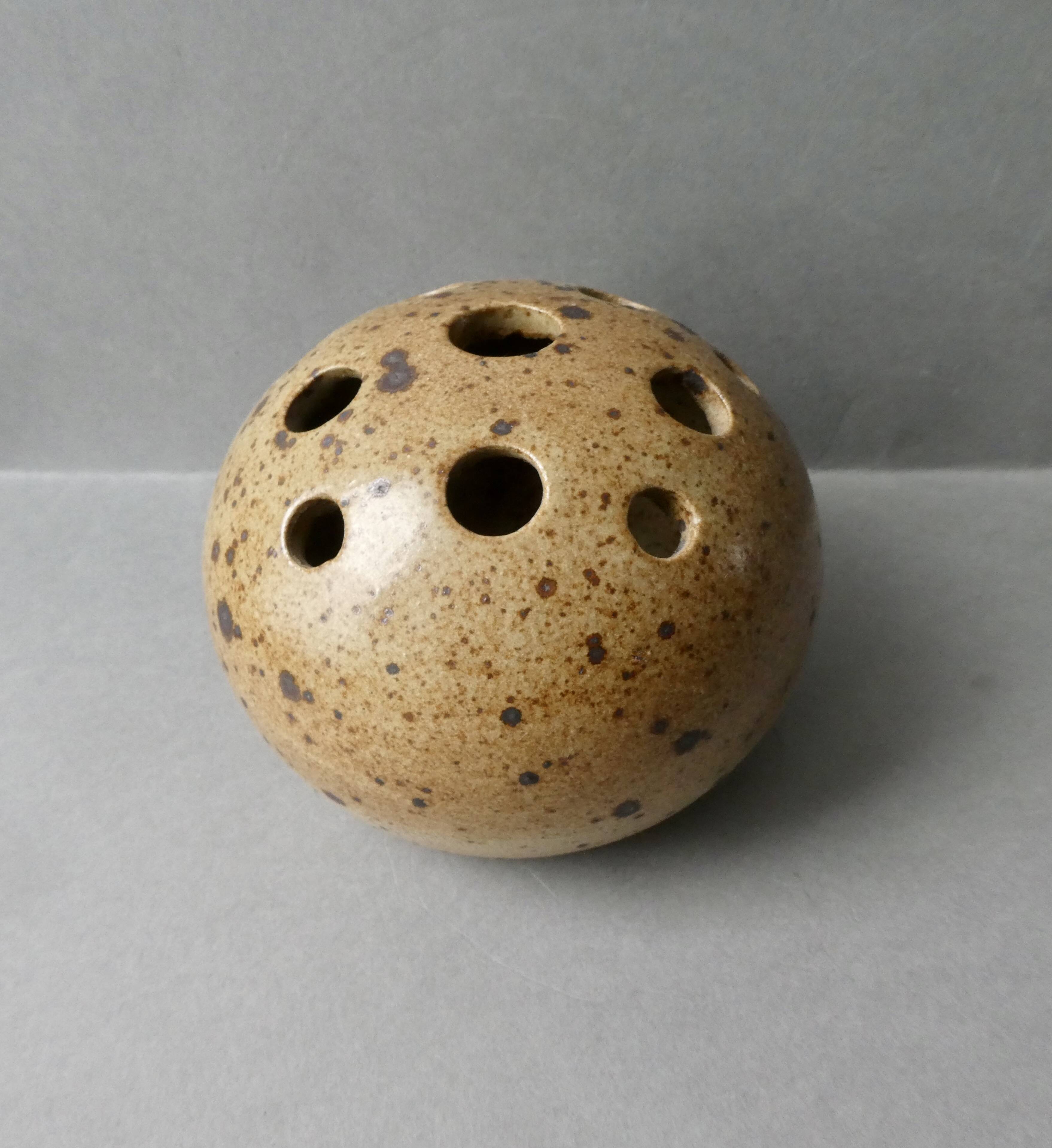 Flower vase, flower spike in pyrite sandstone