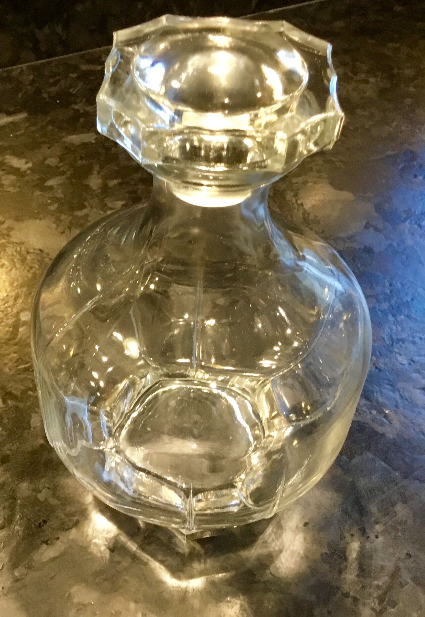 Carafe art deco en verre avec bouchon