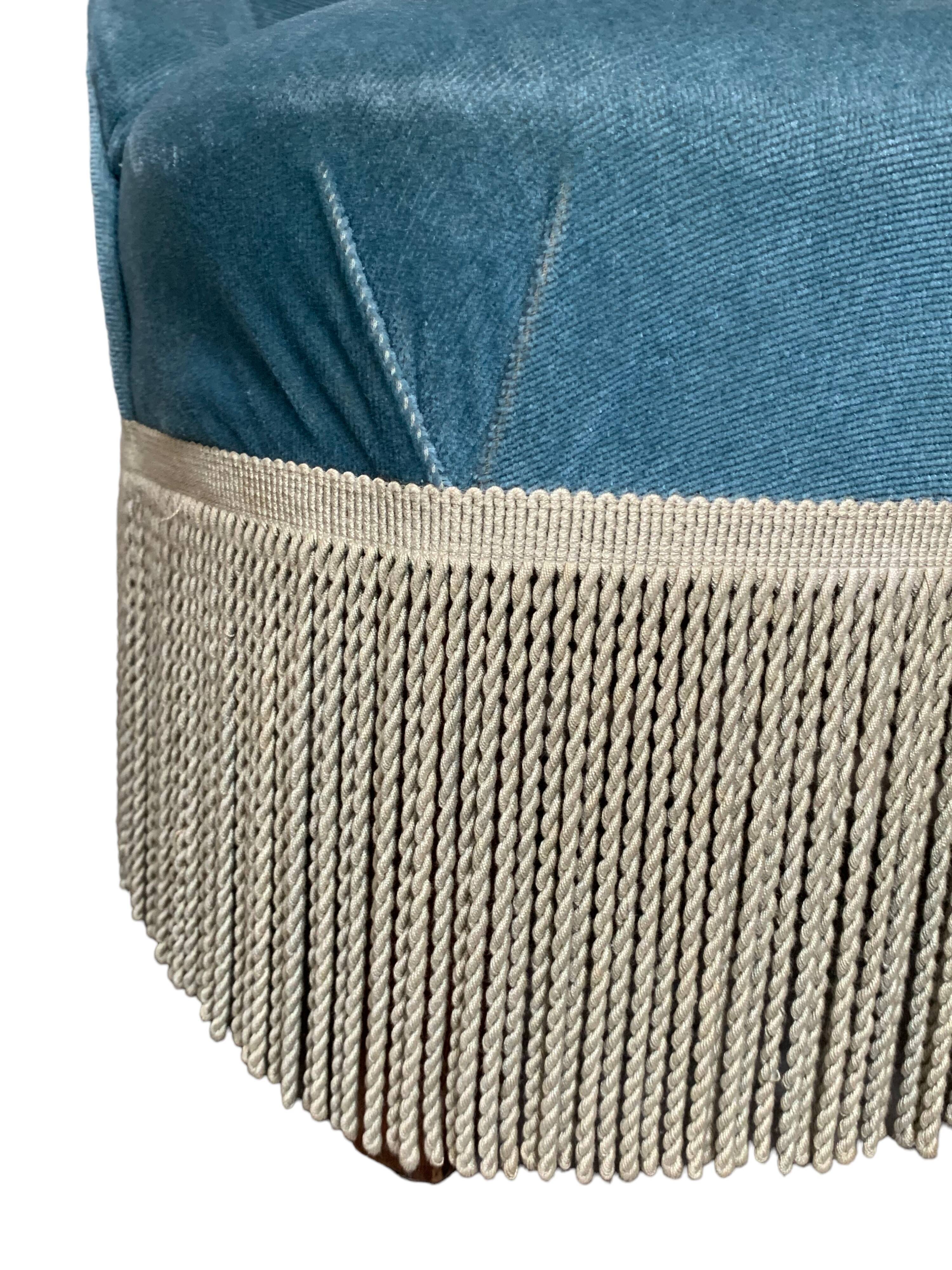 Paire de fauteuils crapaud velours bleu 1970