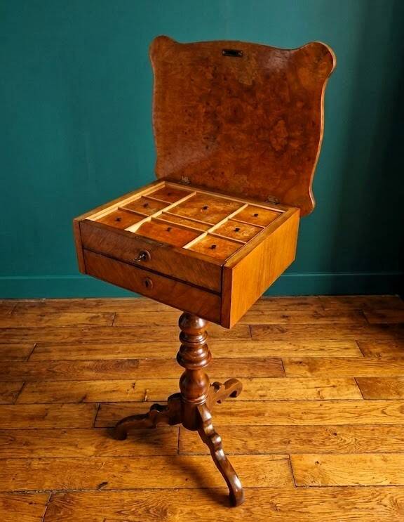 Work table / Chest of drawers with a system in thuya burl and veneer