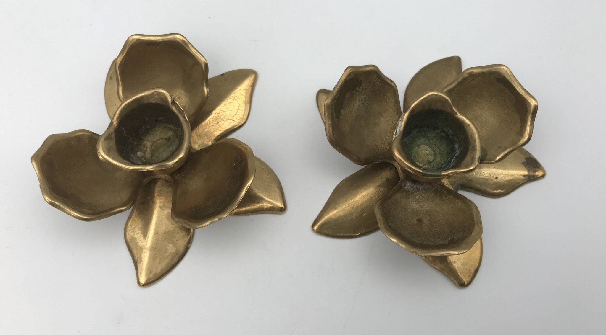 Pair of brass candle holders, duo of flowers vintage, 1970s