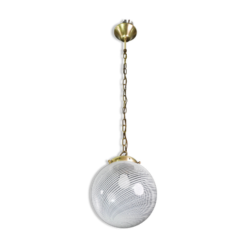 Lustre italien du milieu du siècle avec globe en verre optique en spirale et bras restauré.