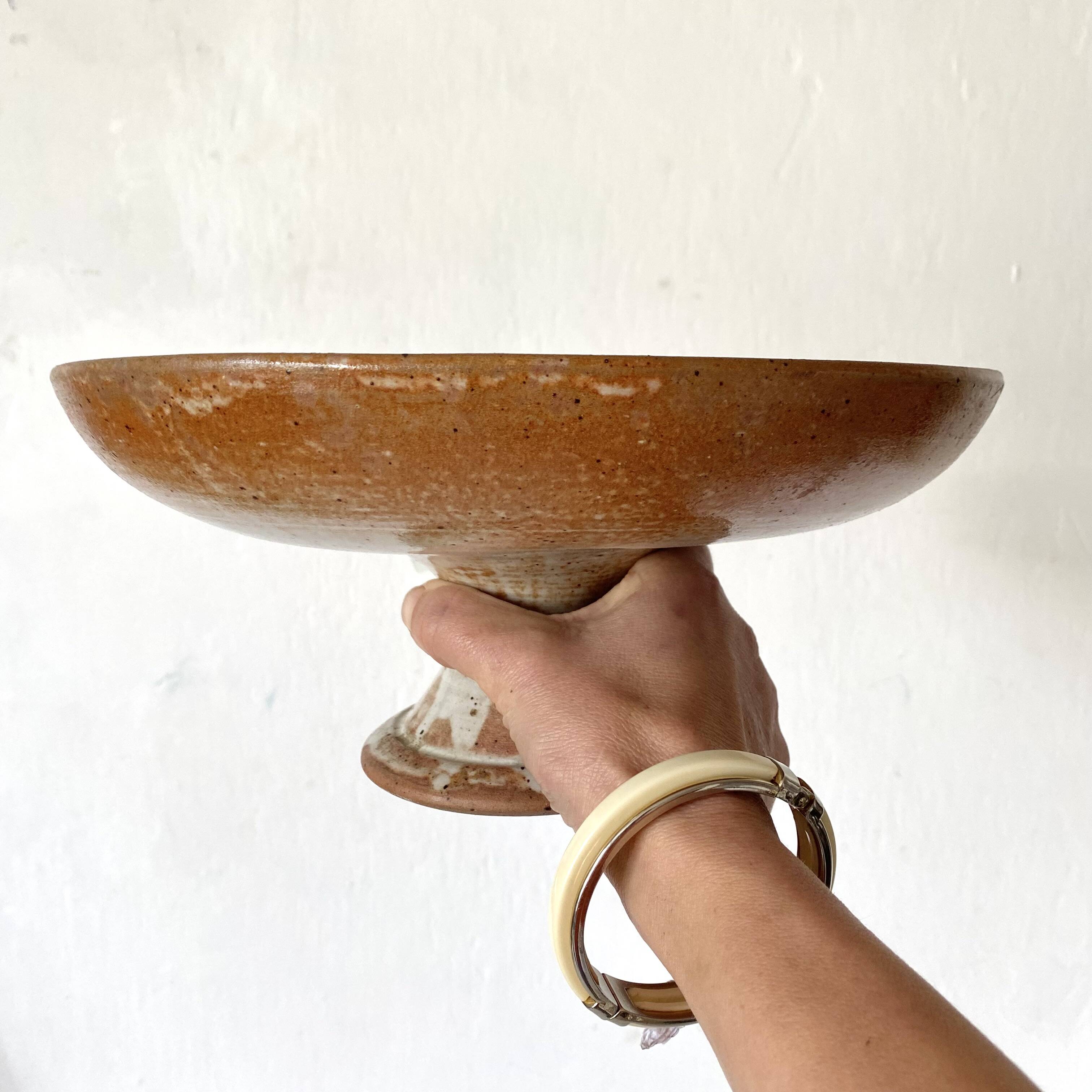 Free-standing stoneware fruit bowl