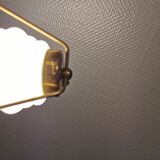 Lampe suspendue danoise des années 50-60 en laiton, métal et avec abat-jour en verre blanc laiteux.