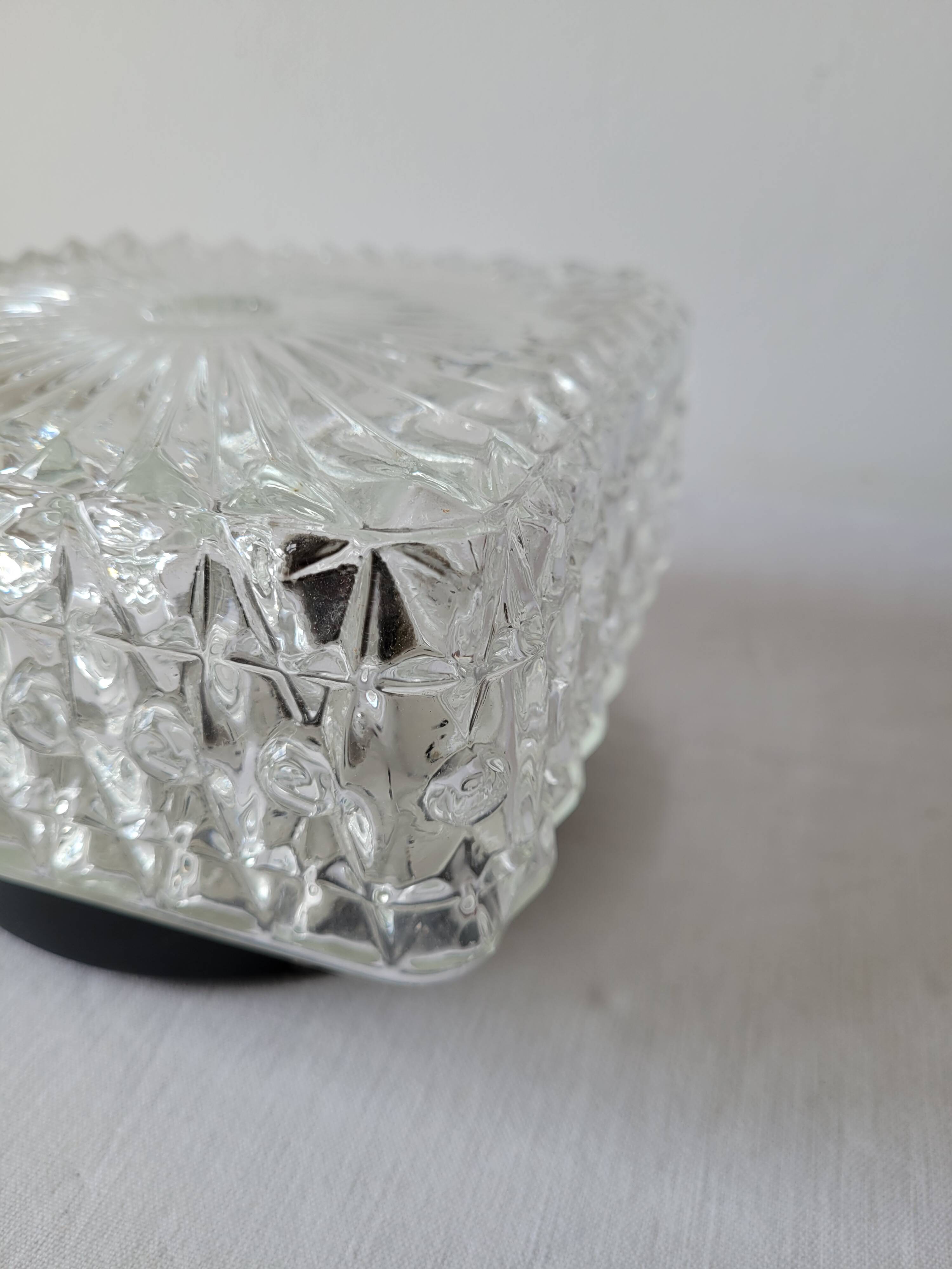 Plafonnier en verre moulé