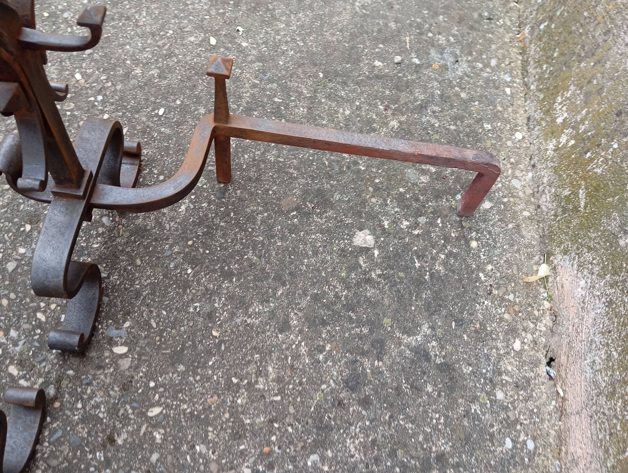 Pair of fleur-de-lys pattern andiron