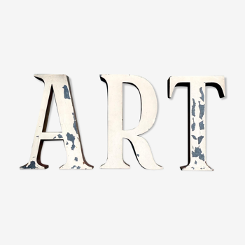 Lettres d'enseigne formant le mot "art"