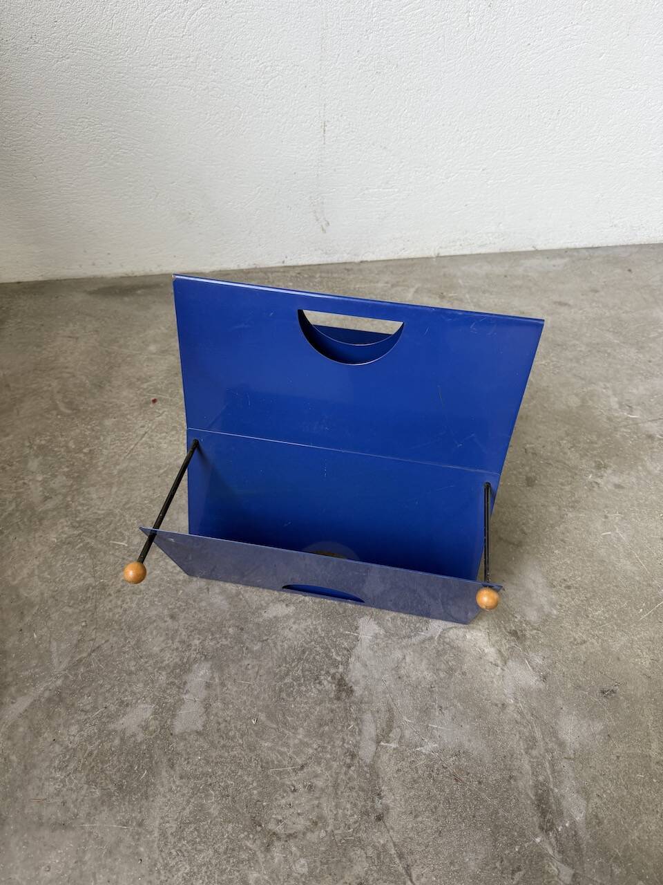 Memphis 80s Magazine Rack