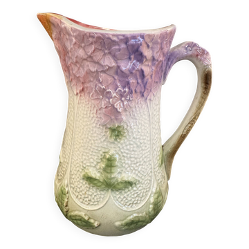 Ancien pichet en barbotine à décor floral mauve