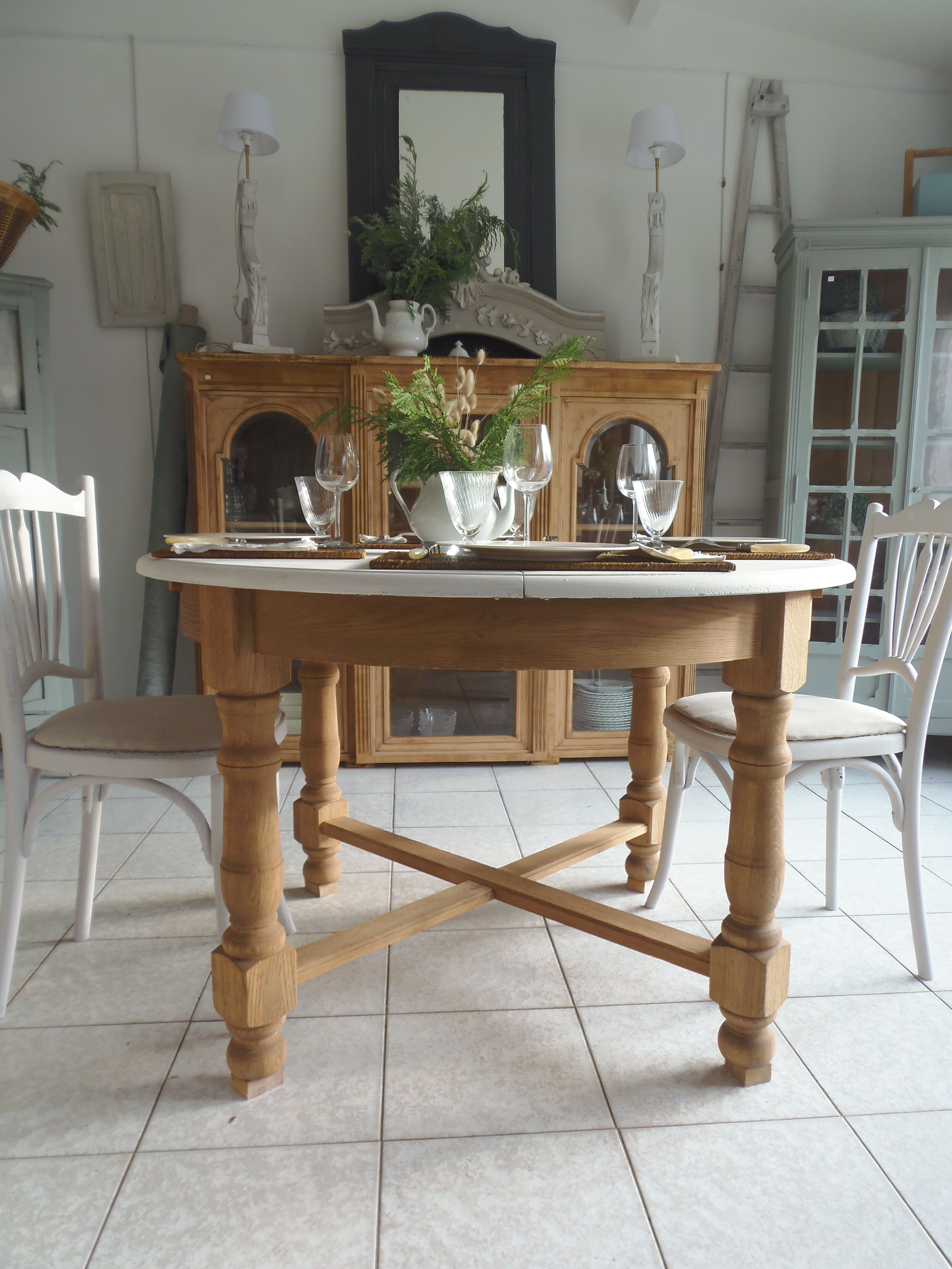 Round table with 1 extension oak base tray and patinated extension pearl gray.