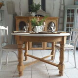 Round table with 1 extension oak base tray and patinated extension pearl gray.