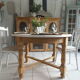 Round table with 1 extension oak base tray and patinated extension pearl gray.