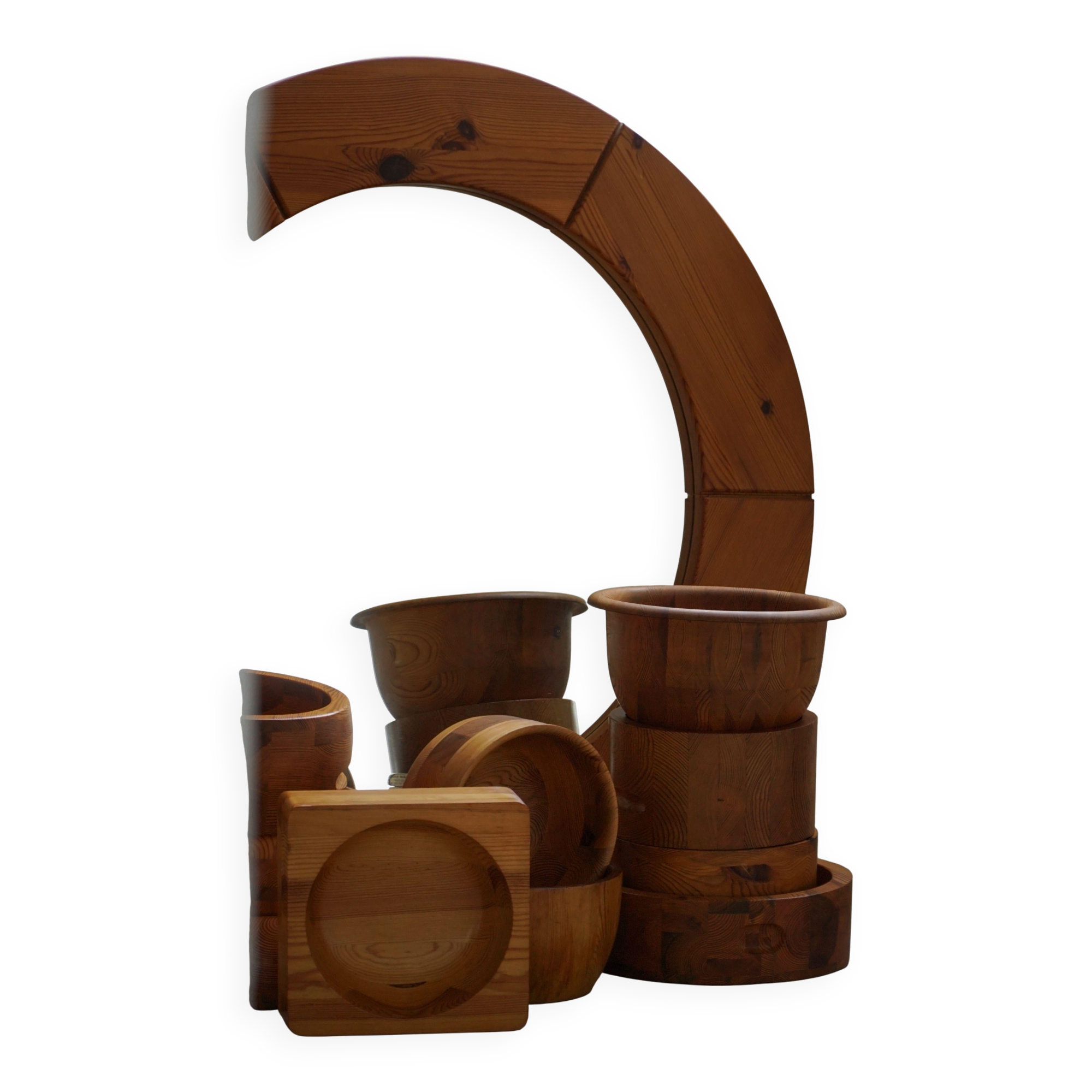 Large round wall mirror in solid pine by Glasmäster Markaryd, Sweden, 1960s.