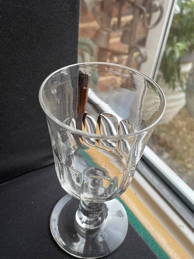 6 White wine glasses – Cut crystal