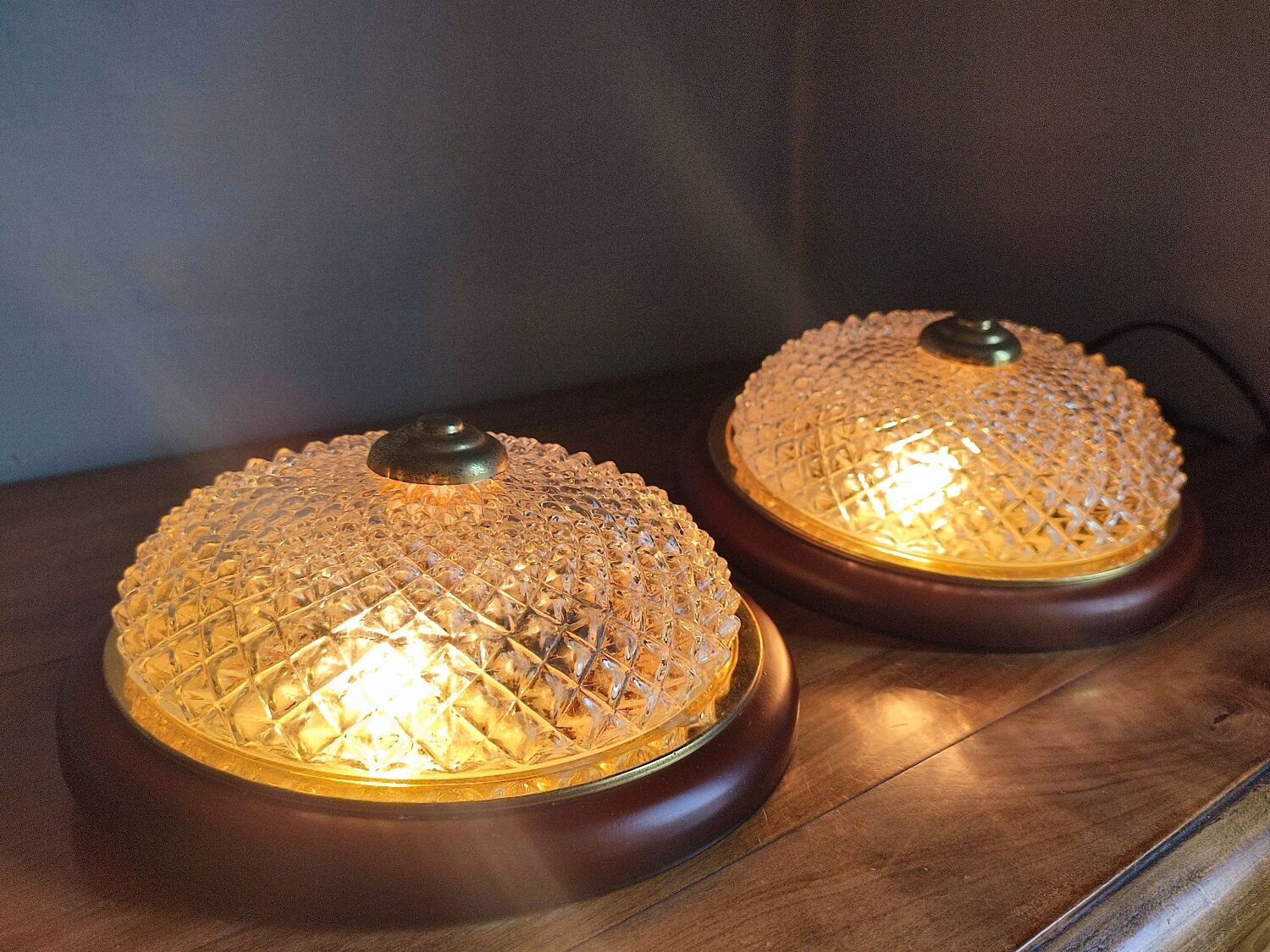 Lot de deux plafonniers en verre et laiton vintage